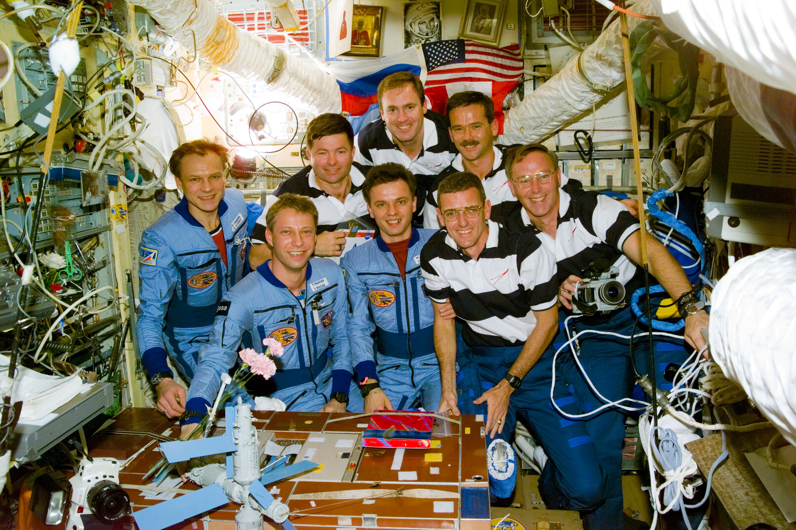Candid views of STS-74 and Mir 20 crewmembers