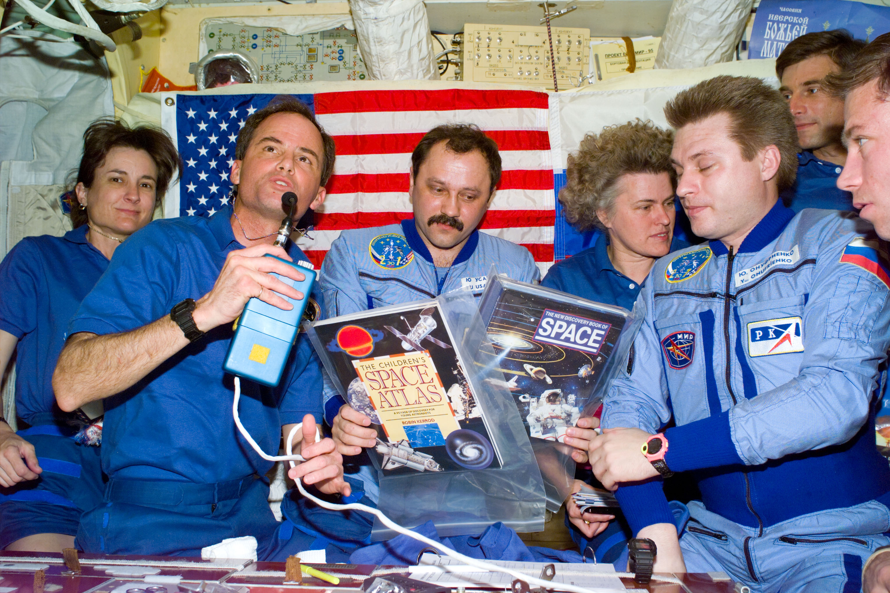 Welcome ceremony and gift exchange in the Mir Base Module