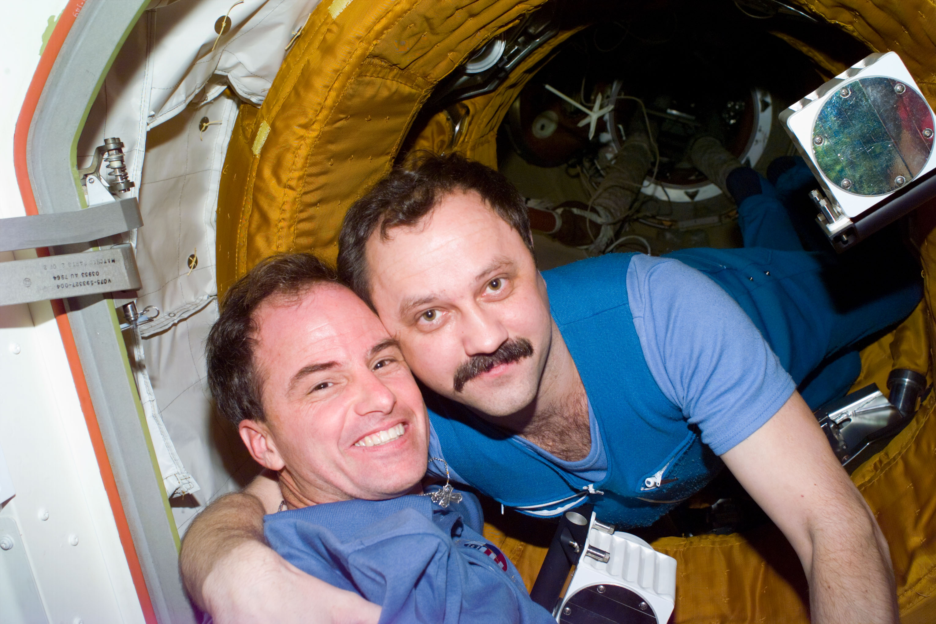 Hatch closing between Mir and Shuttle