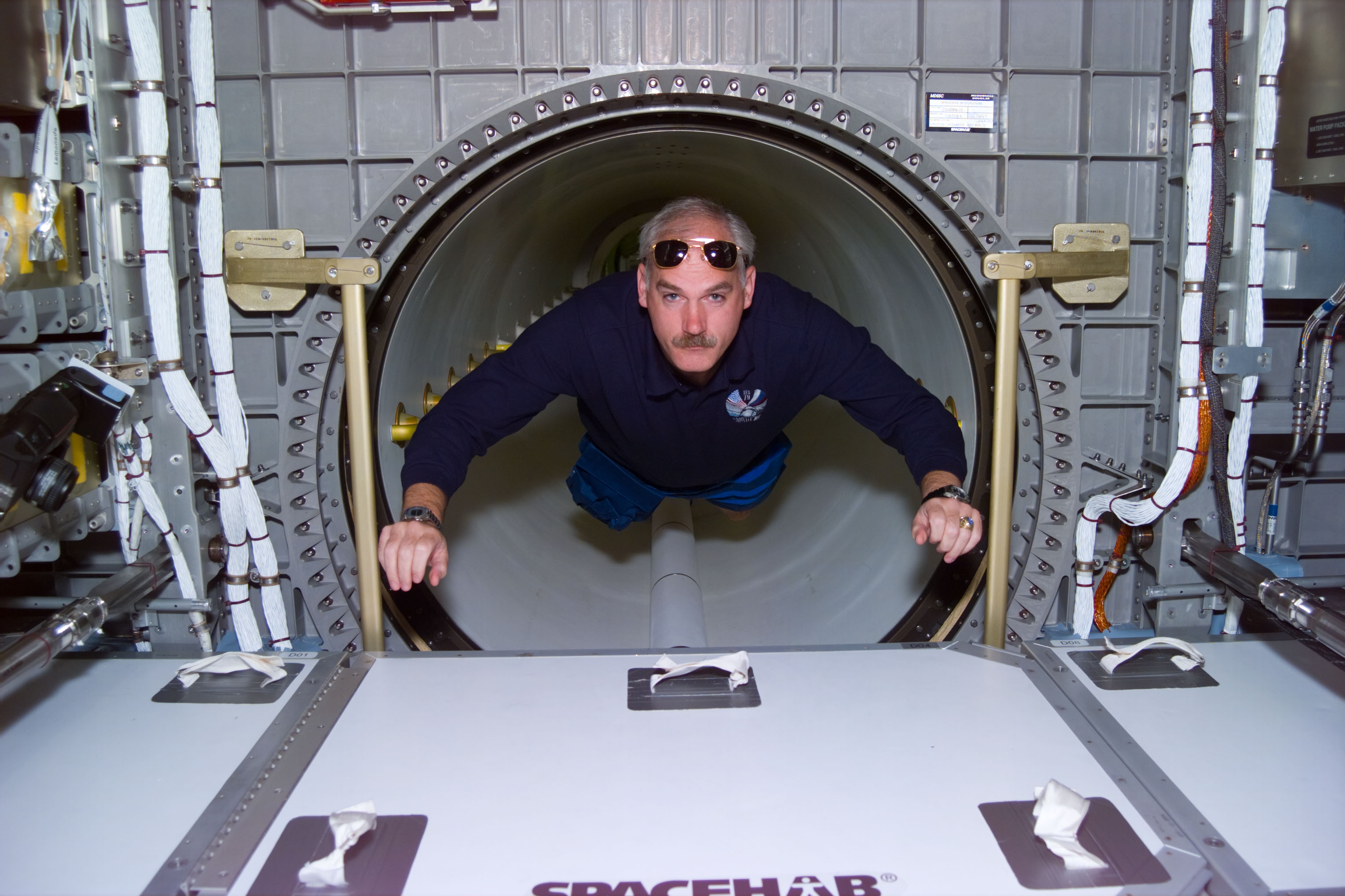 Commander Readdy floats through connecting tunnel into Spacehab
