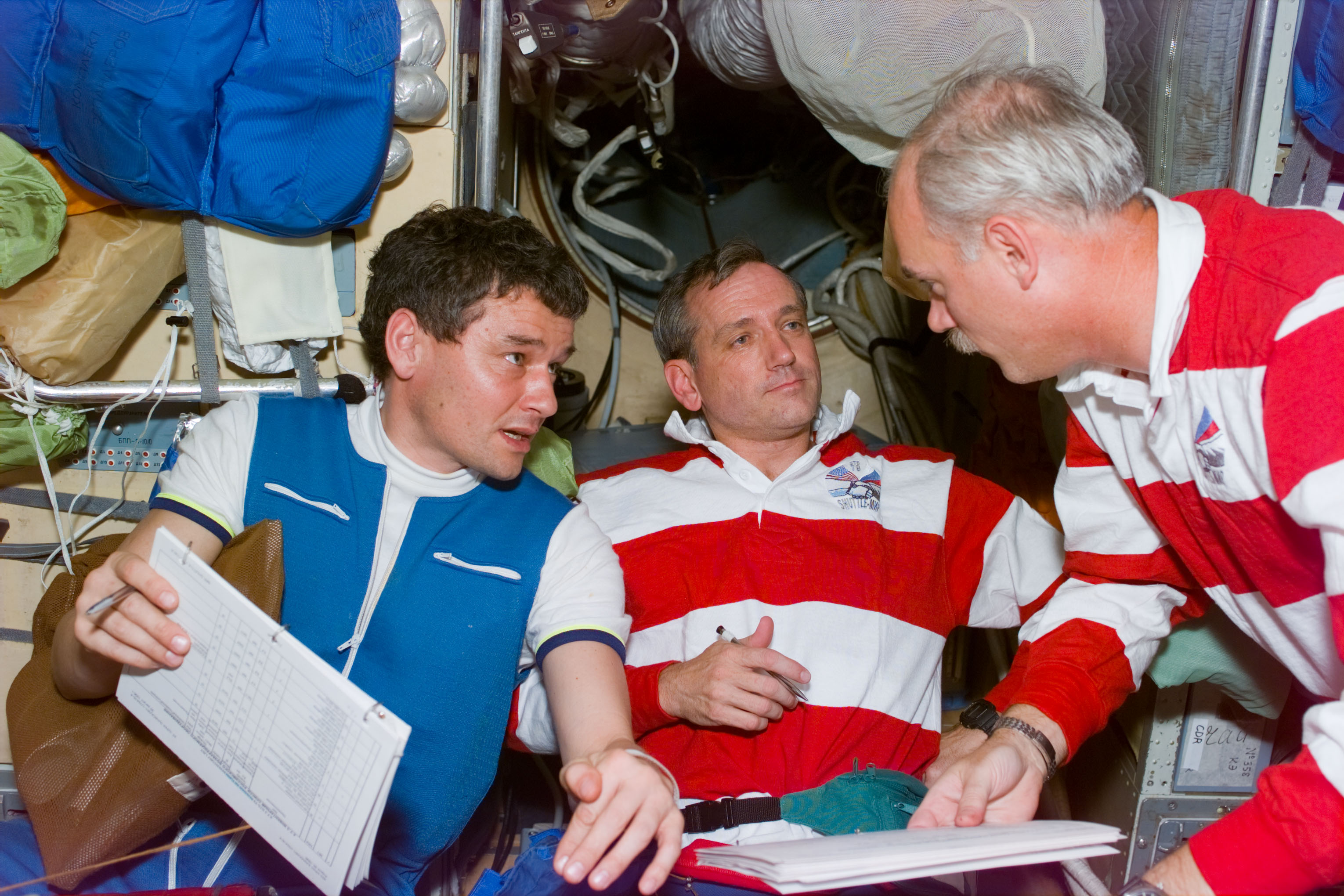 Astronauts Akers and Readdy with Mir 22 commander Korzun in Base Block