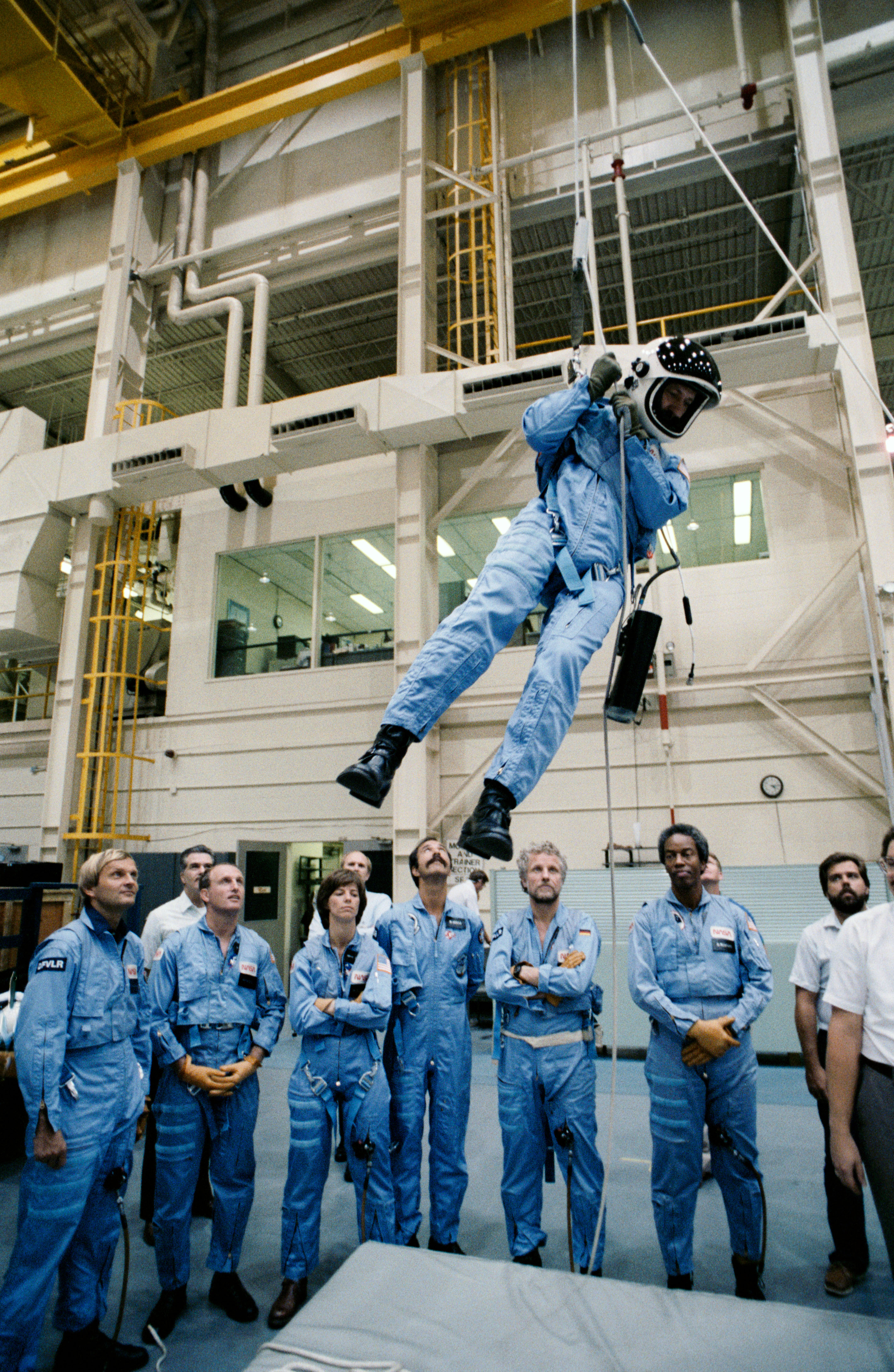 CREW TRAINING (EGRESS) - STS-29/61A - JSC