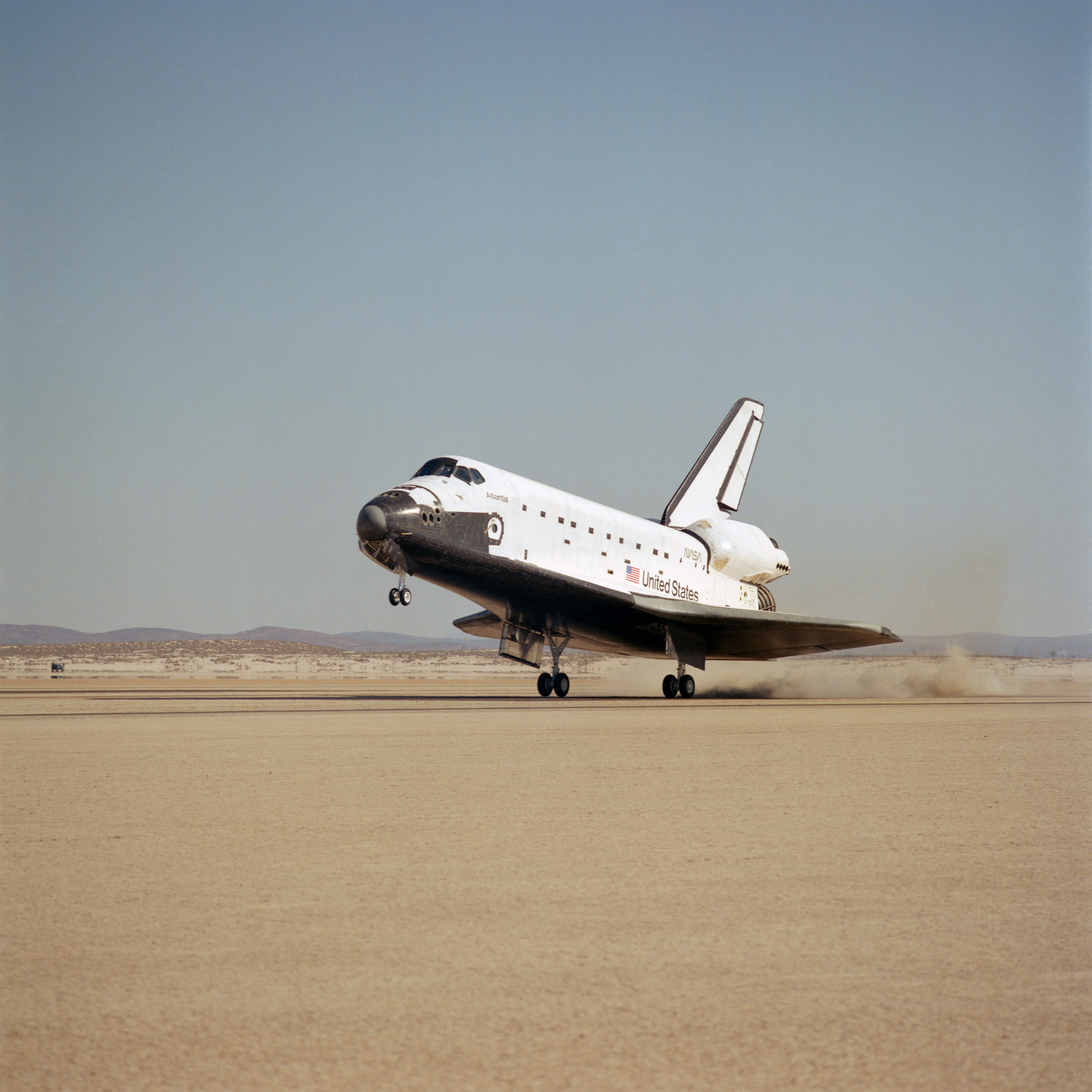 LANDING - STS-28/51J - DRYDEN FLIGHT RESEARCH FACILITY (DFRF), CA