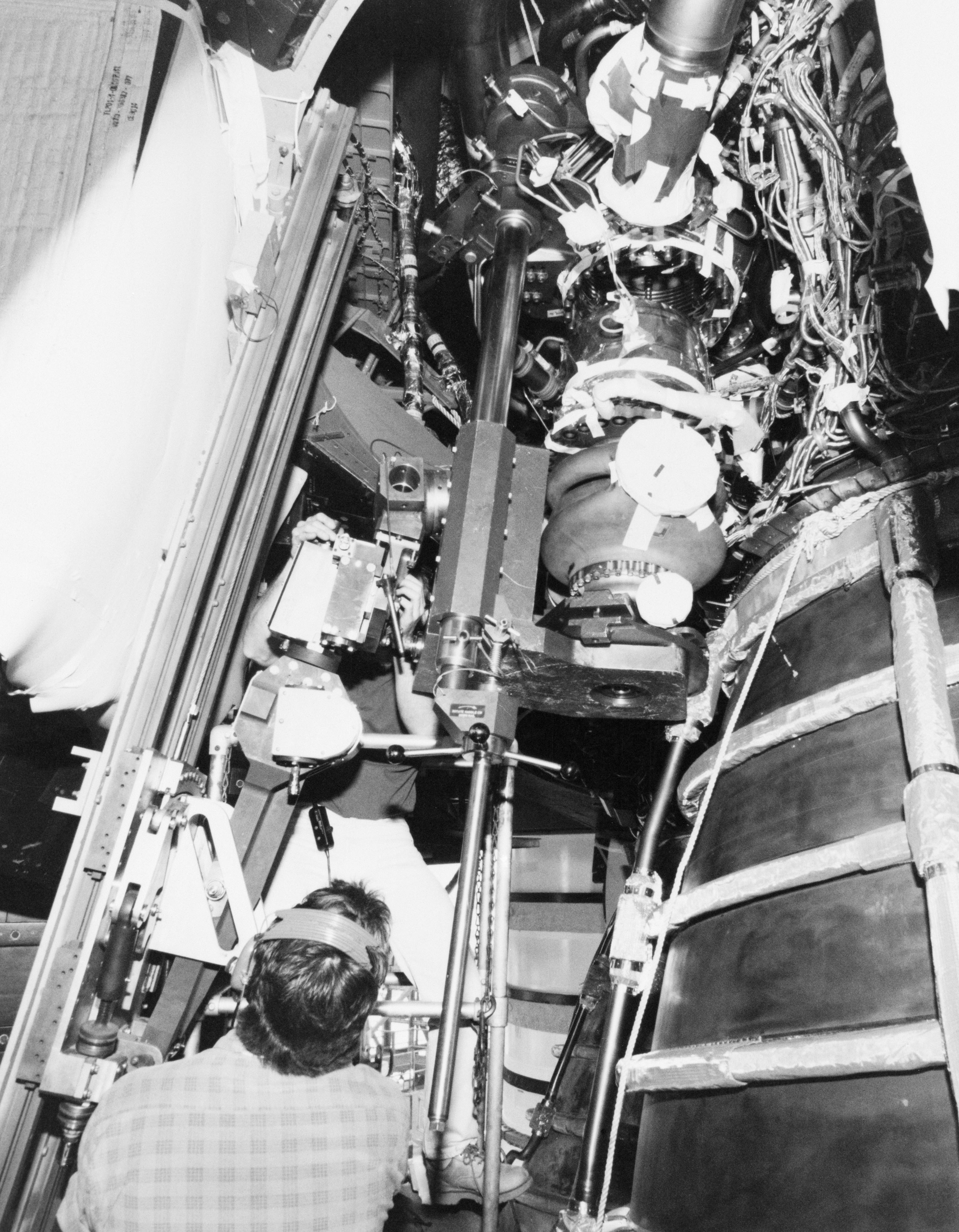 STS-29 Discovery, OV-103, SSME turbo pump removal at KSC LC Pad 39B