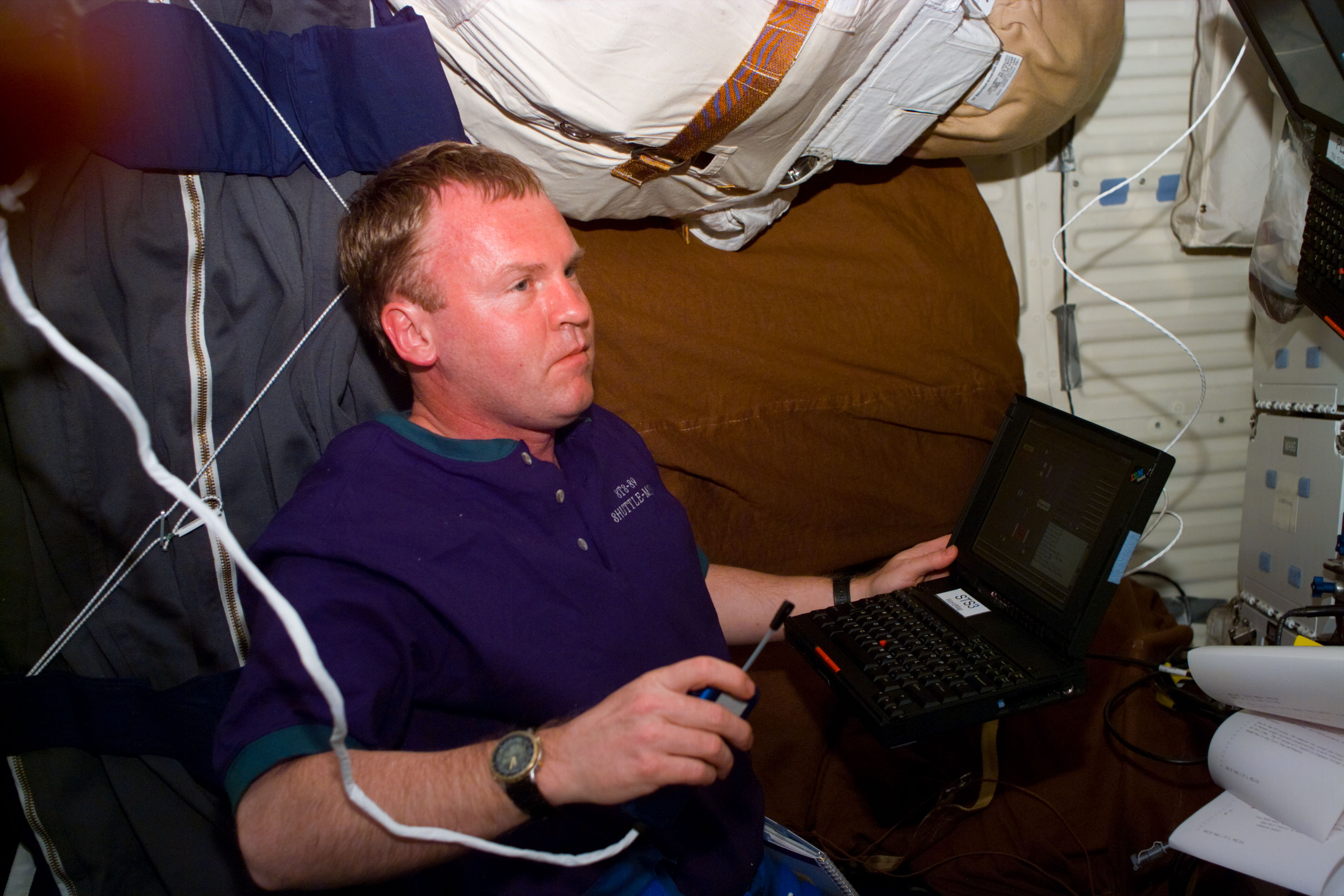 STS-89 crewmembers utilize PGSCs onboard Endeavour