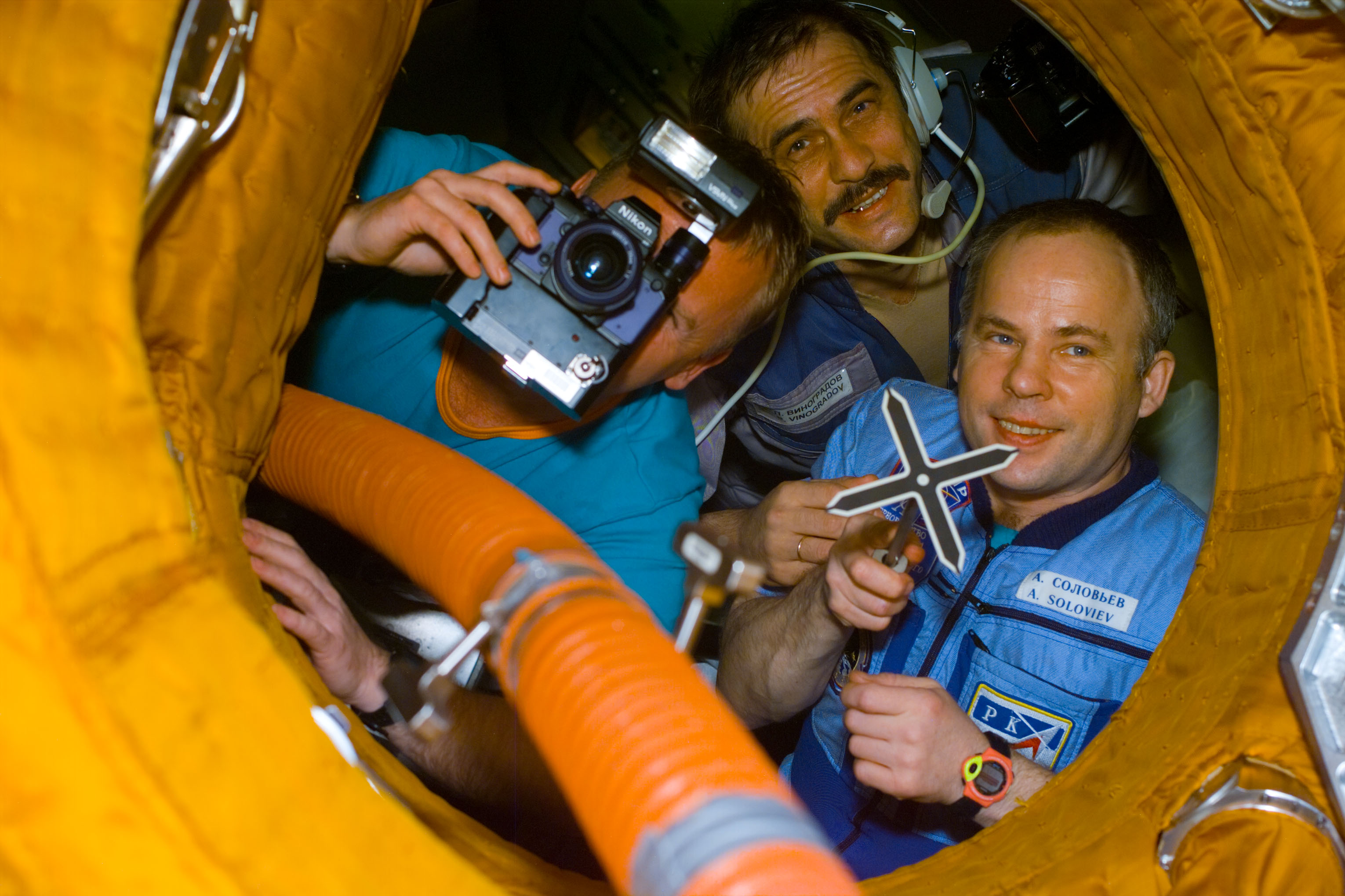 STS-89 and Mir 24 crews at the hatch opening