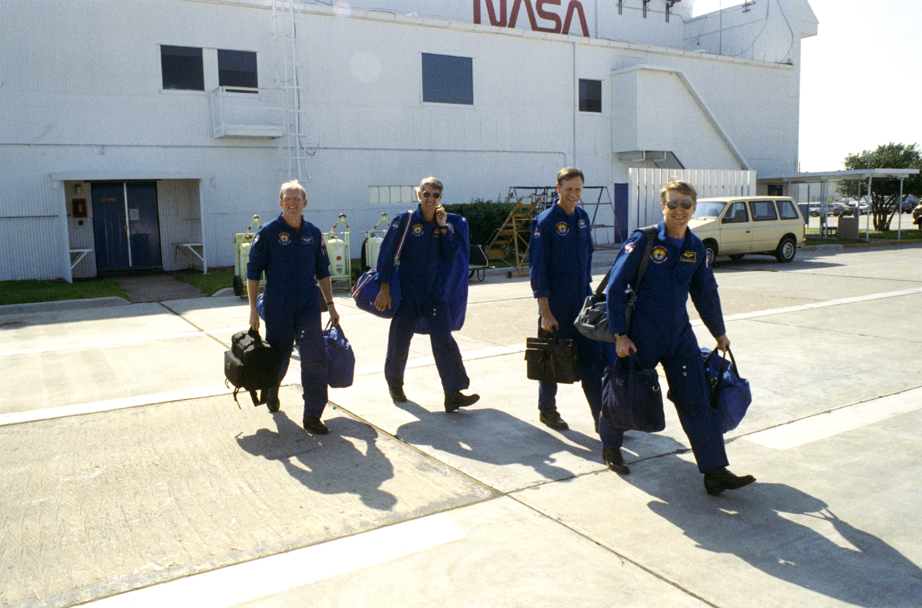 STS-38 crewmembers prepare for Ellington Field departure