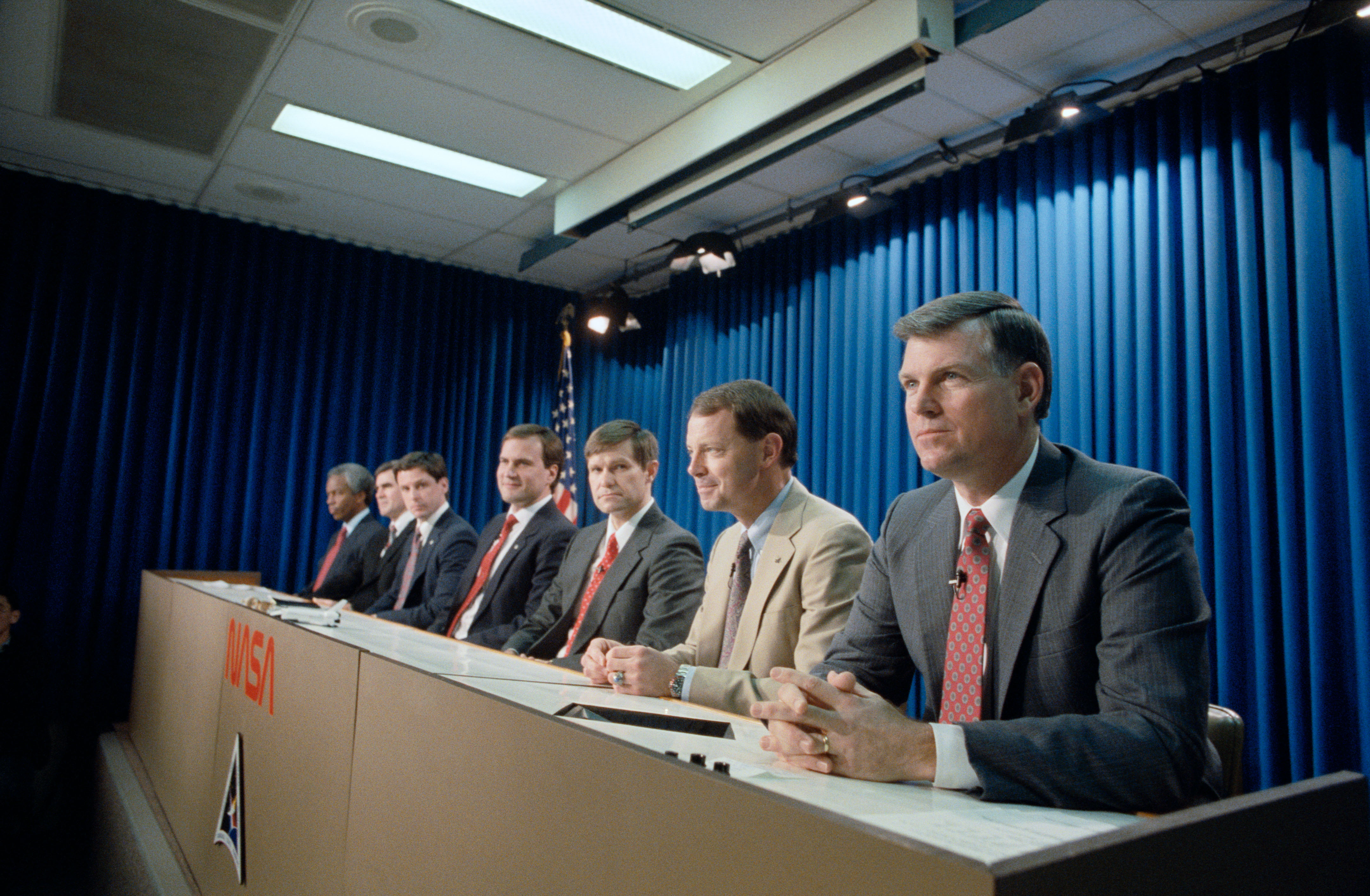 STS-39 crewmembers participate in preflight press conference at JSC's Bldg 2