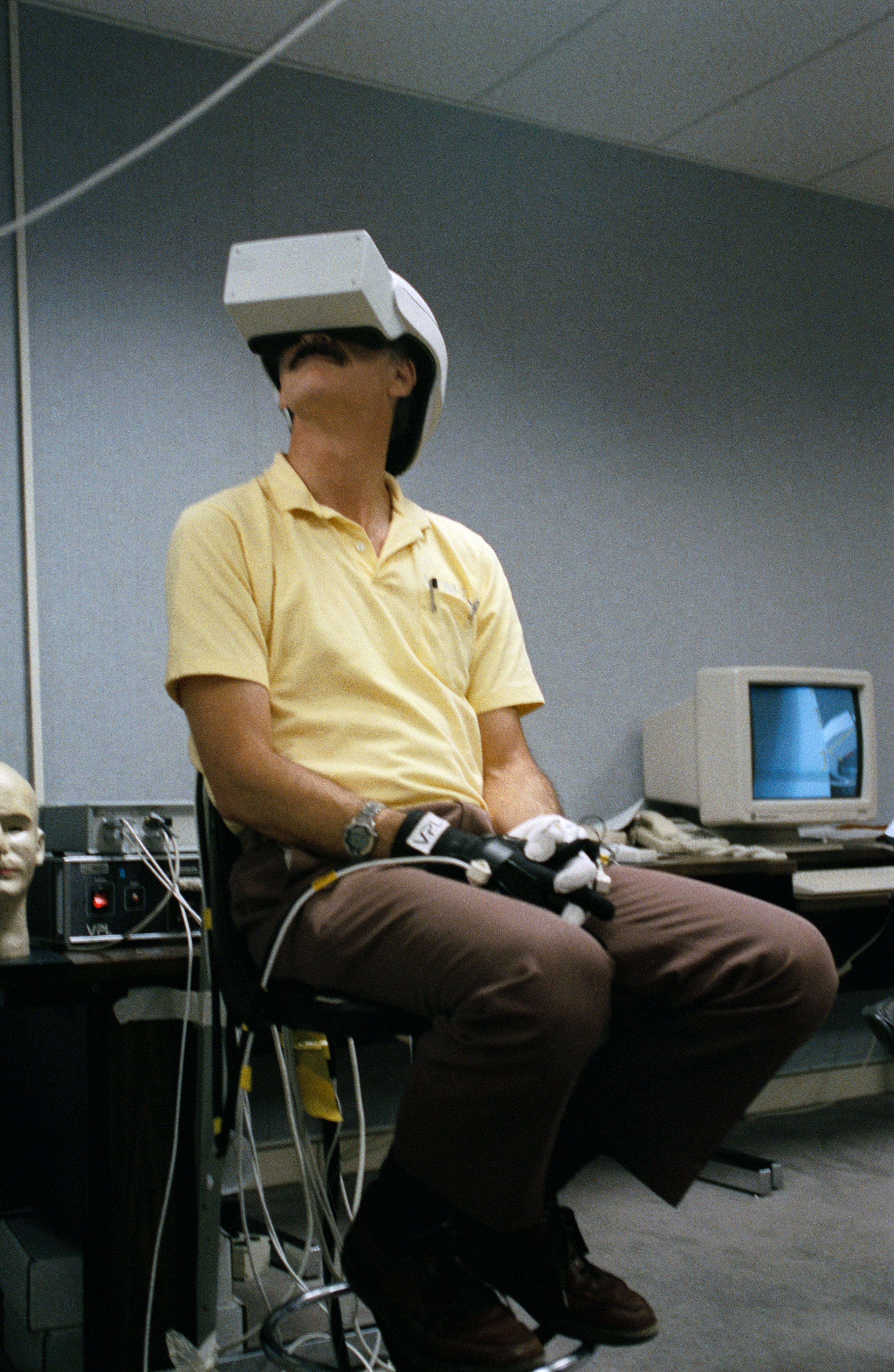 STS-61 crew utilizing Virtual Reality in training for HST repair mission
