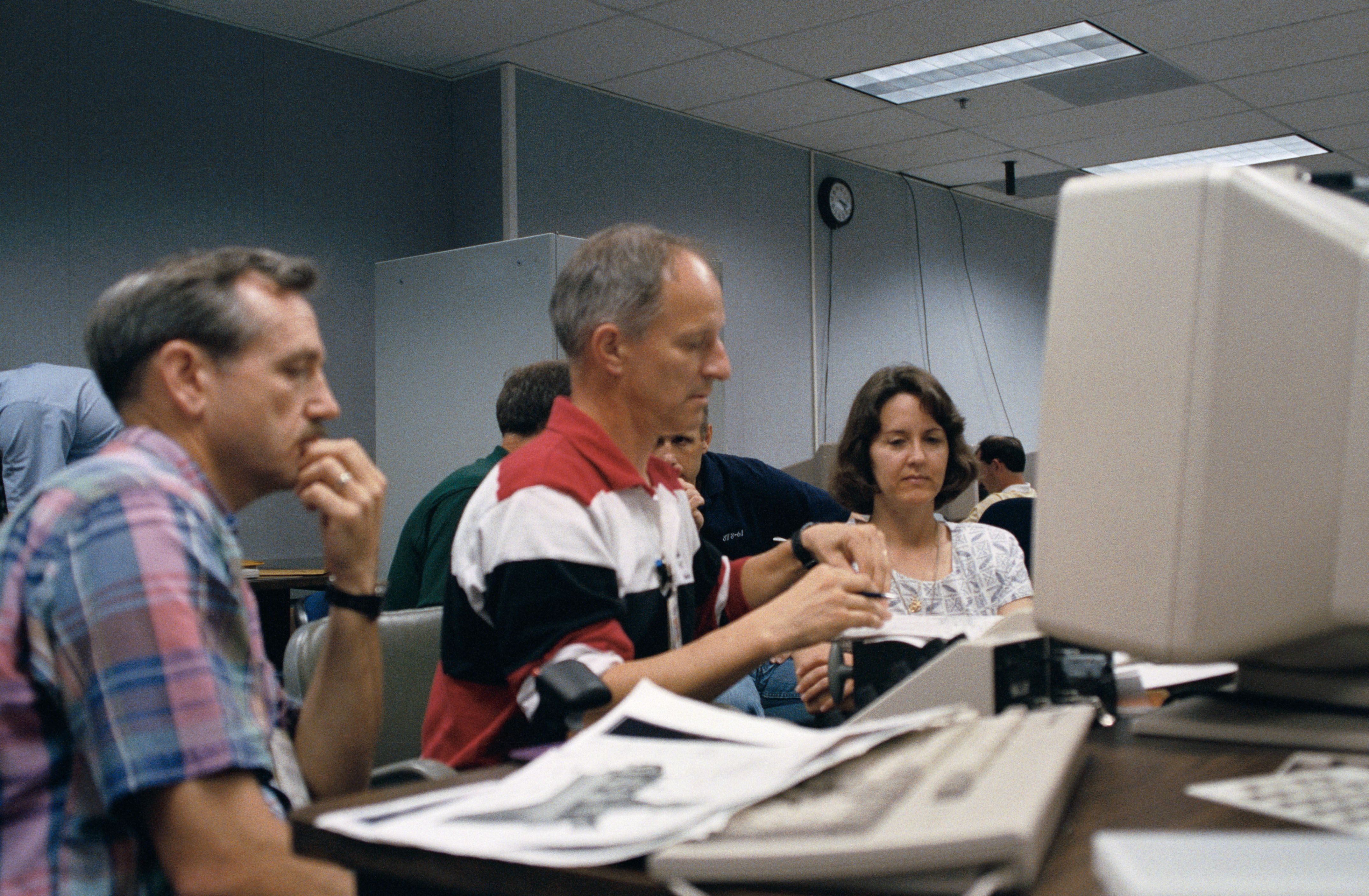 STS-61 crew utilizing Virtual Reality in training for HST repair mission