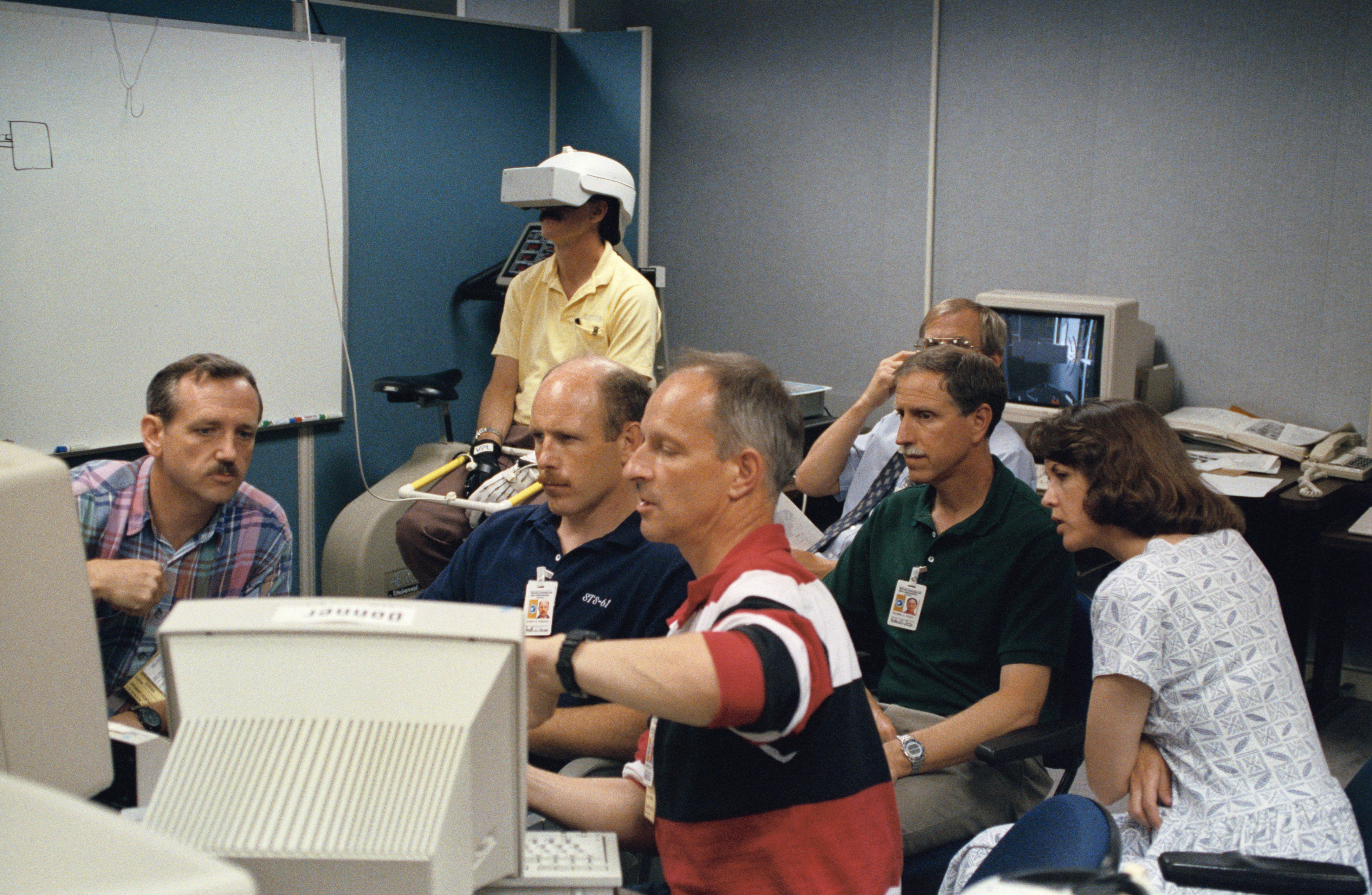 STS-61 crew utilizing Virtual Reality in training for HST repair mission