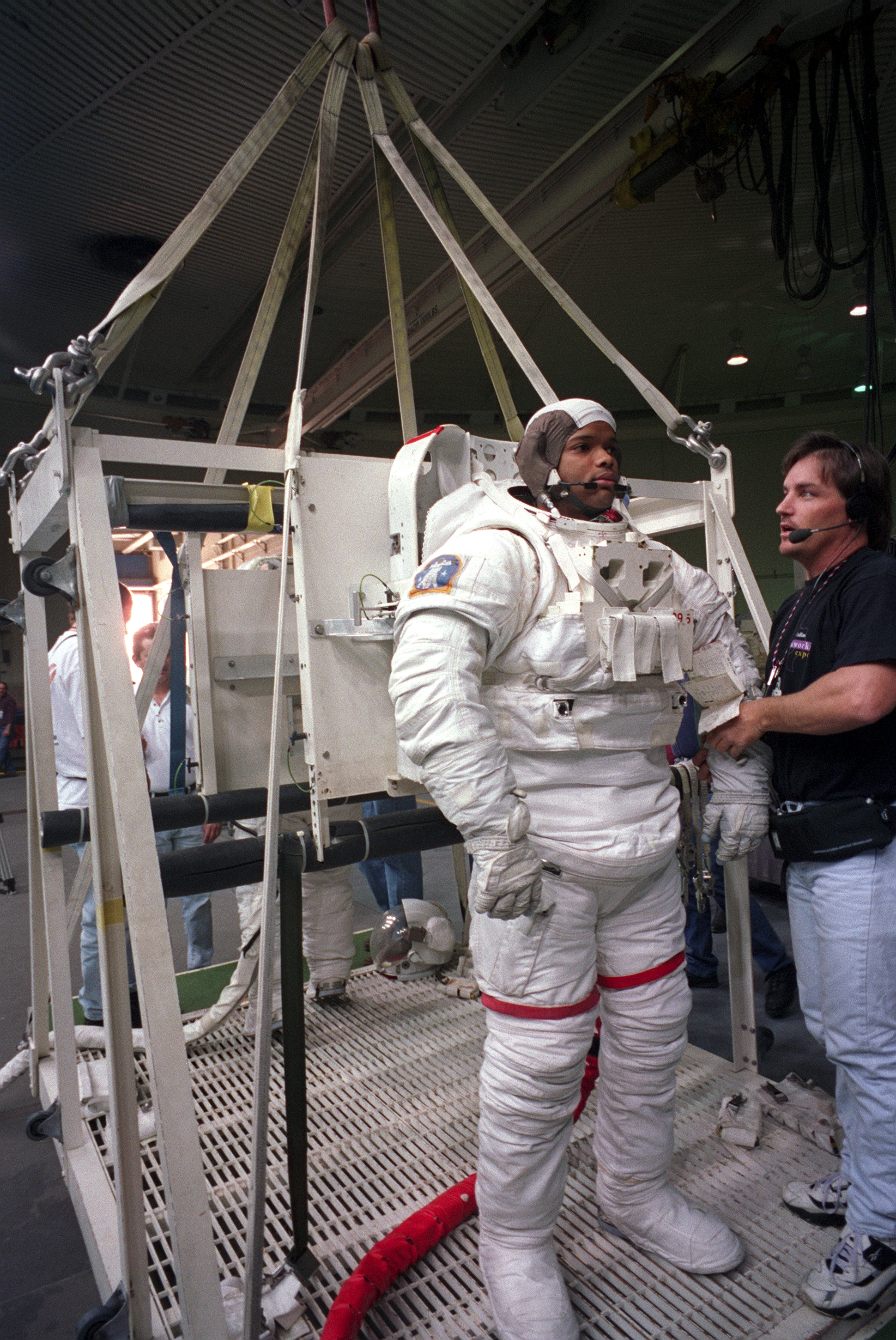 Astronauts Robert Curbeam and Kathryn Hire during WETF training
