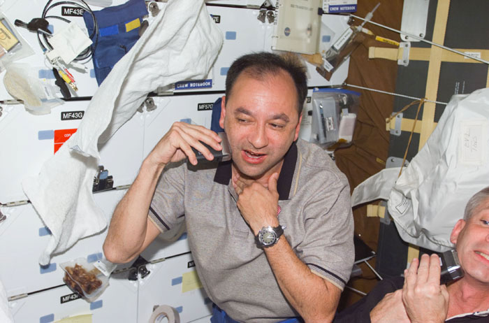 PLT Polansky and CDR Cockrell shave on middeck