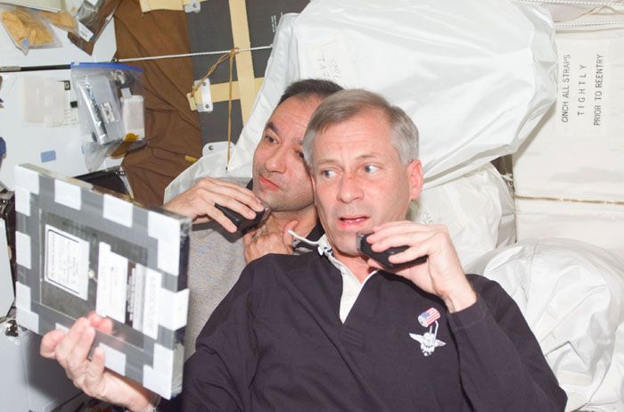 CDR Cockrell and PLT Polansky shave on Atlantis middeck
