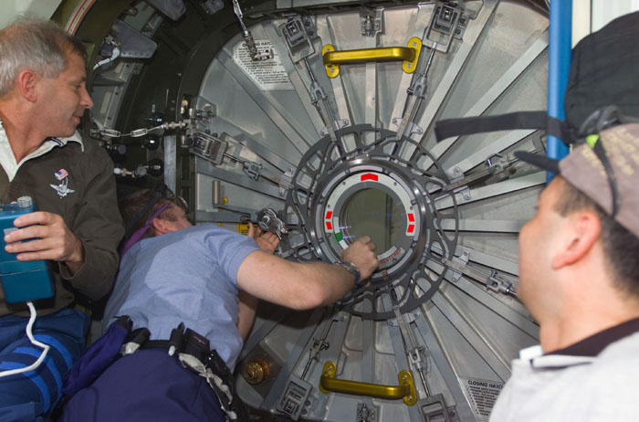 CDR Shepherd looks in hatch at U.S. Laboratory / Destiny module