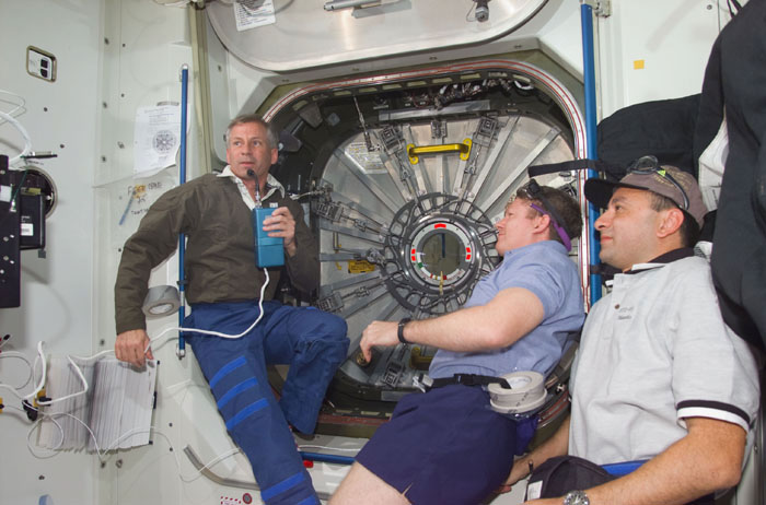 Astronauts Cockrell, Shepherd and Polansky prior to opening hatch