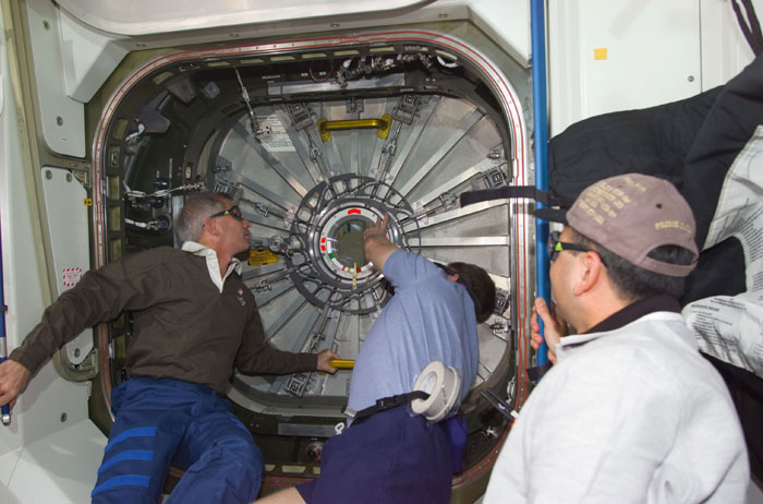 Astronauts Cockrell, Shepherd and Polansky during hatch opening