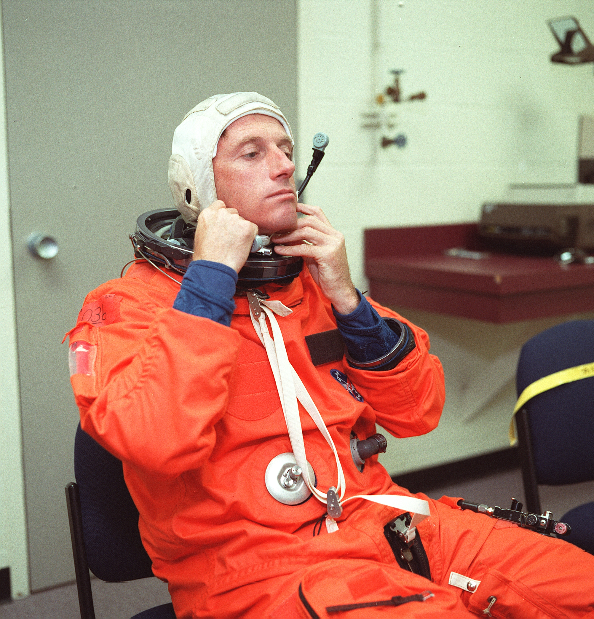 STS-103 crewmembers participate in bailout training in building 9N