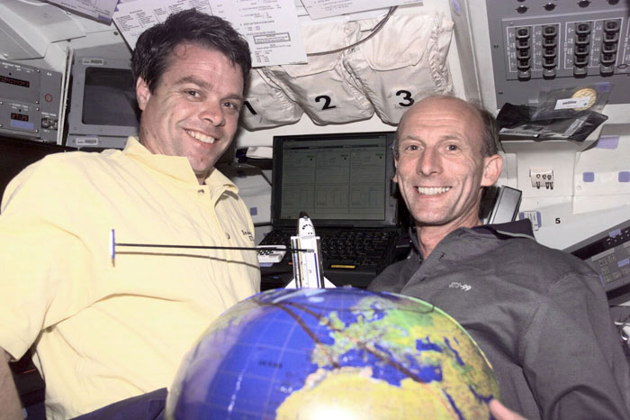 STS-99 Kregel & Thiele show mapping SRTM techniques on OV-105's flight deck