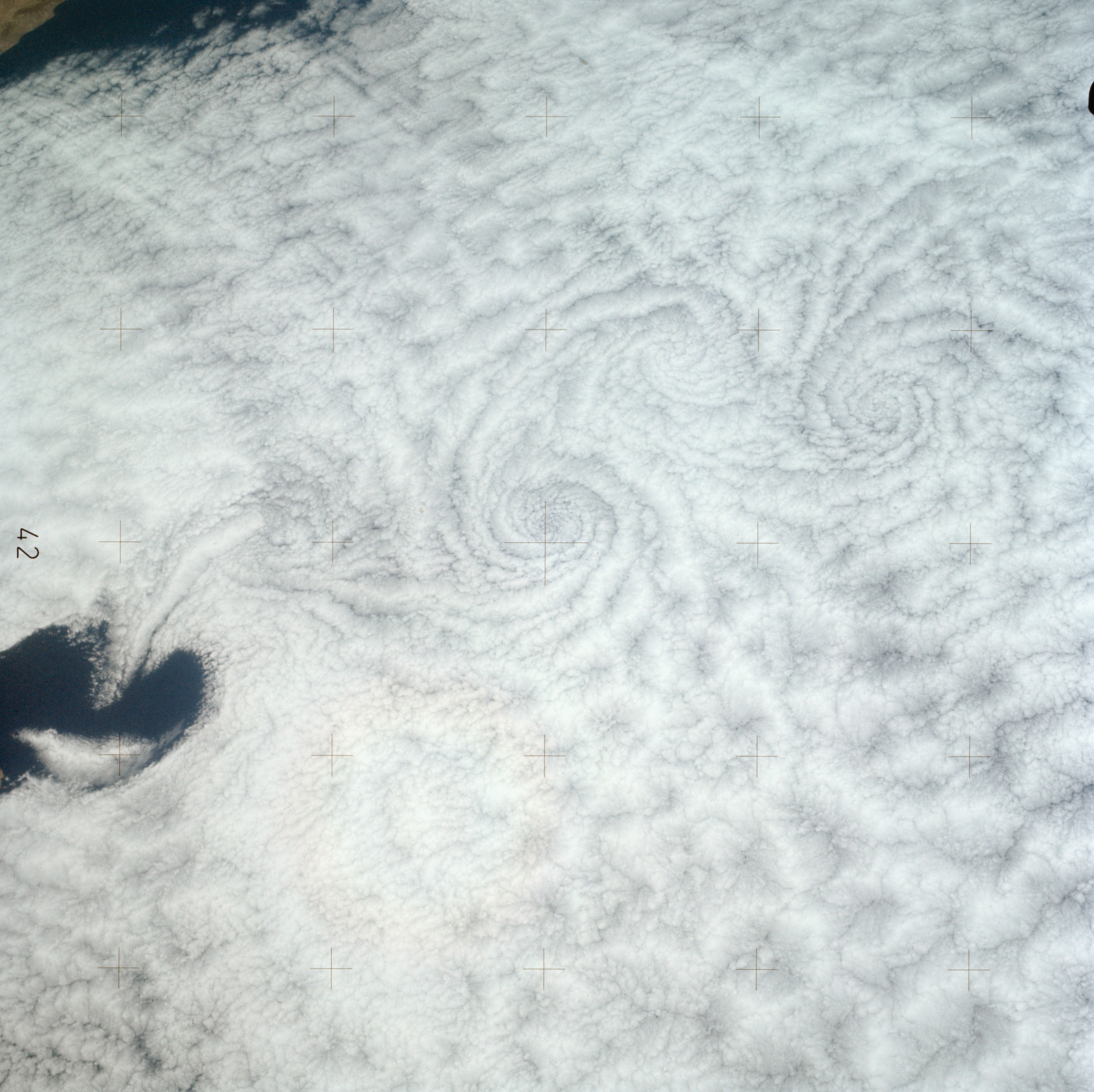Pattern of downstream eddies in stratocumulus clouds over Pacific Ocean