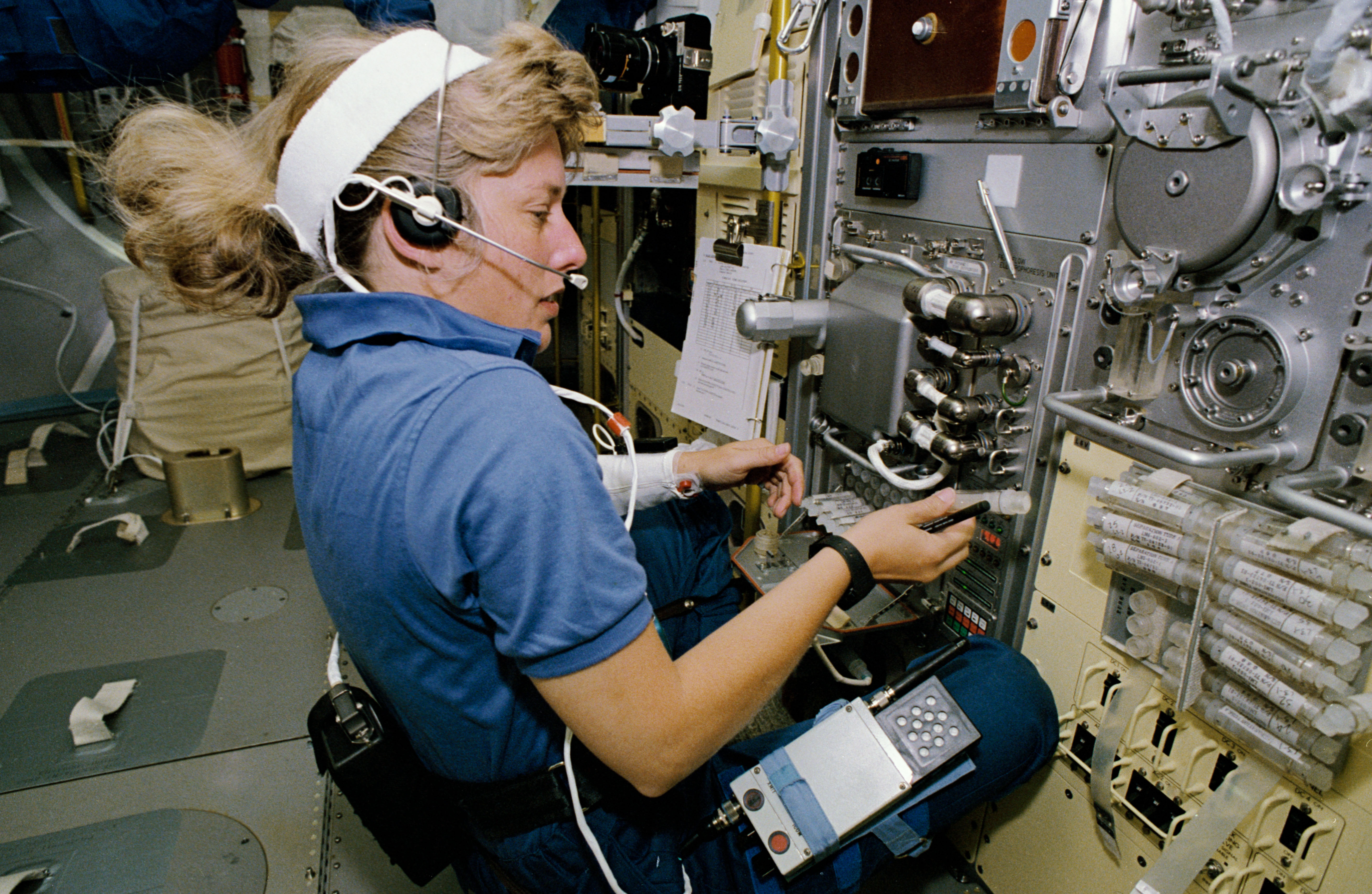 STS-47 MS Davis holds mixed protein sample while working at SLJ Rack 7 FFEU