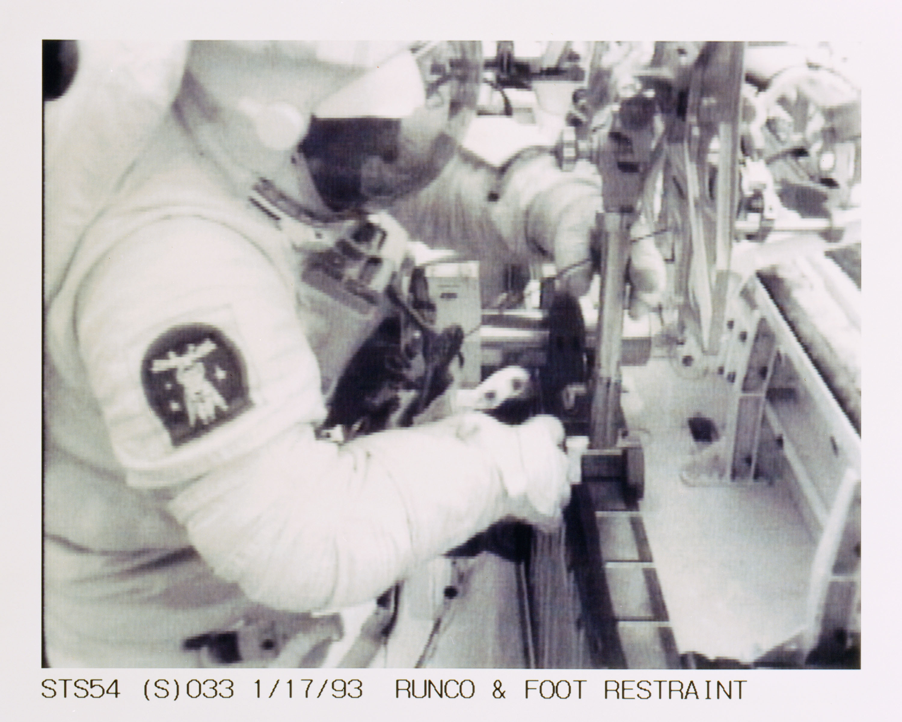 STS-54 EV2 Runco attaches PFR to OV-105's PLB longeron during DTO 1210 EVA