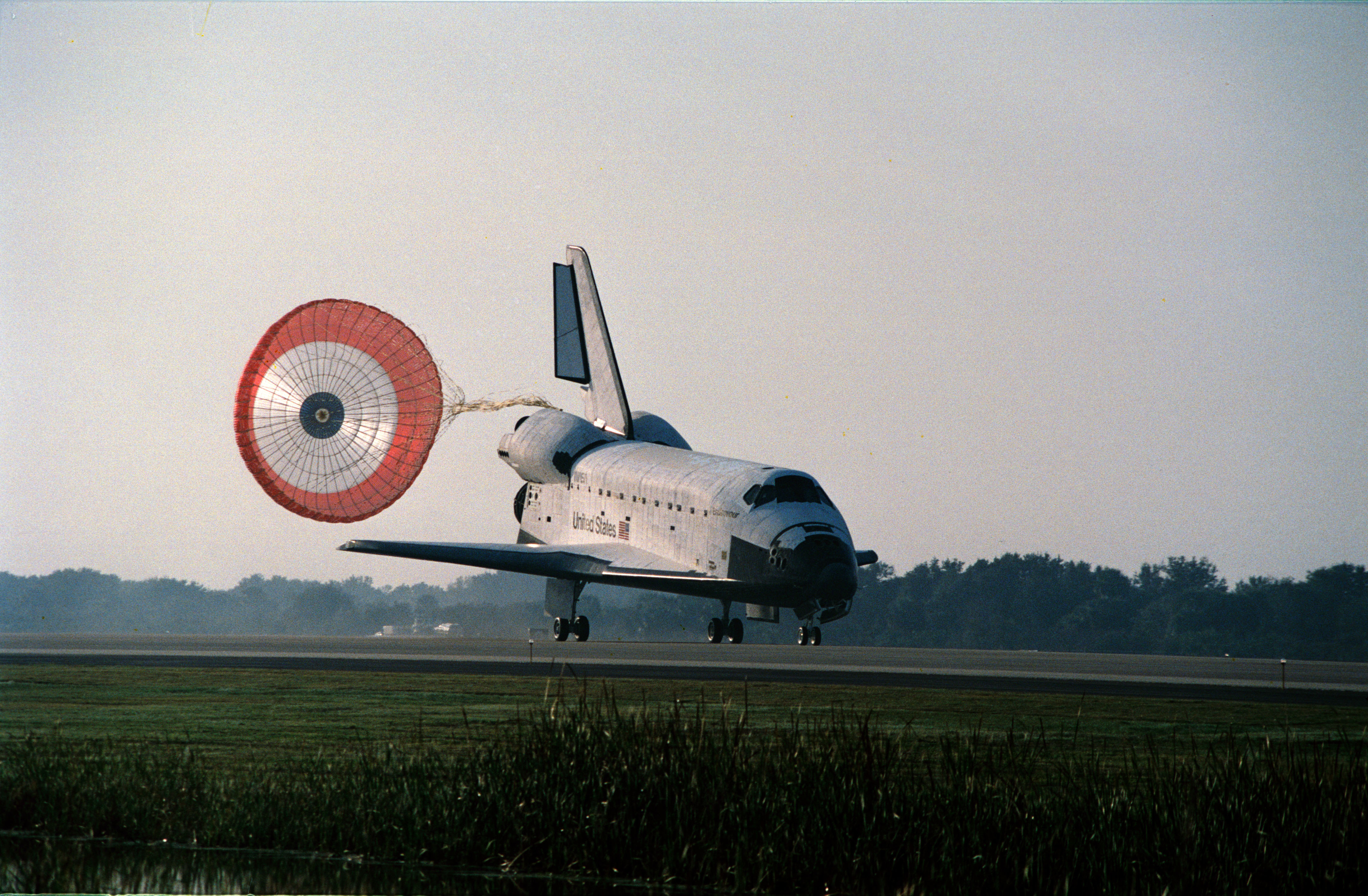 STS-54 Endeavour, Orbiter Vehicle (OV) 105, lands on runway 33 at KSC's SLF