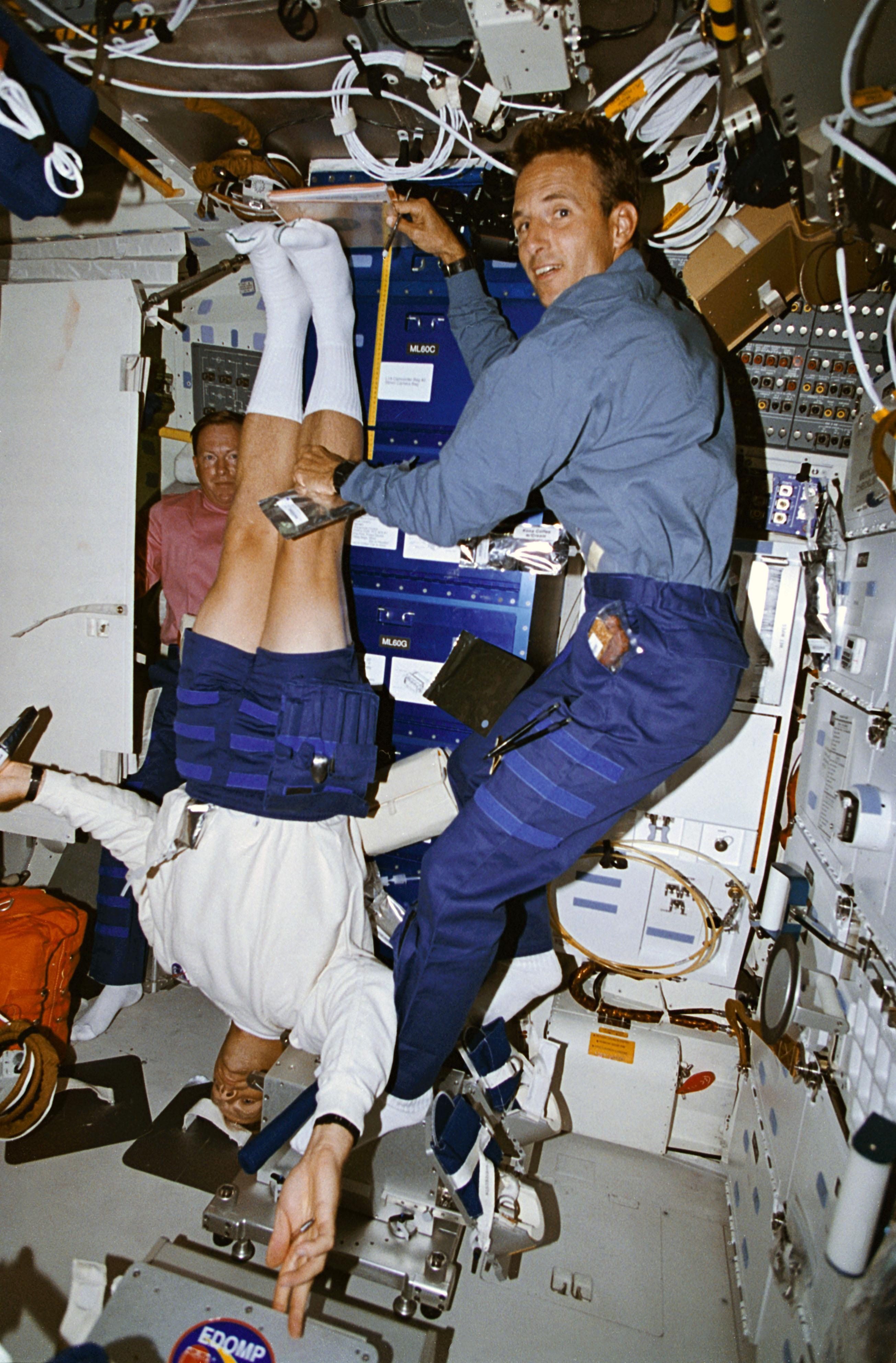 Astronaut Mark Linenger measures height of Astronaut Mark Lee during DSO