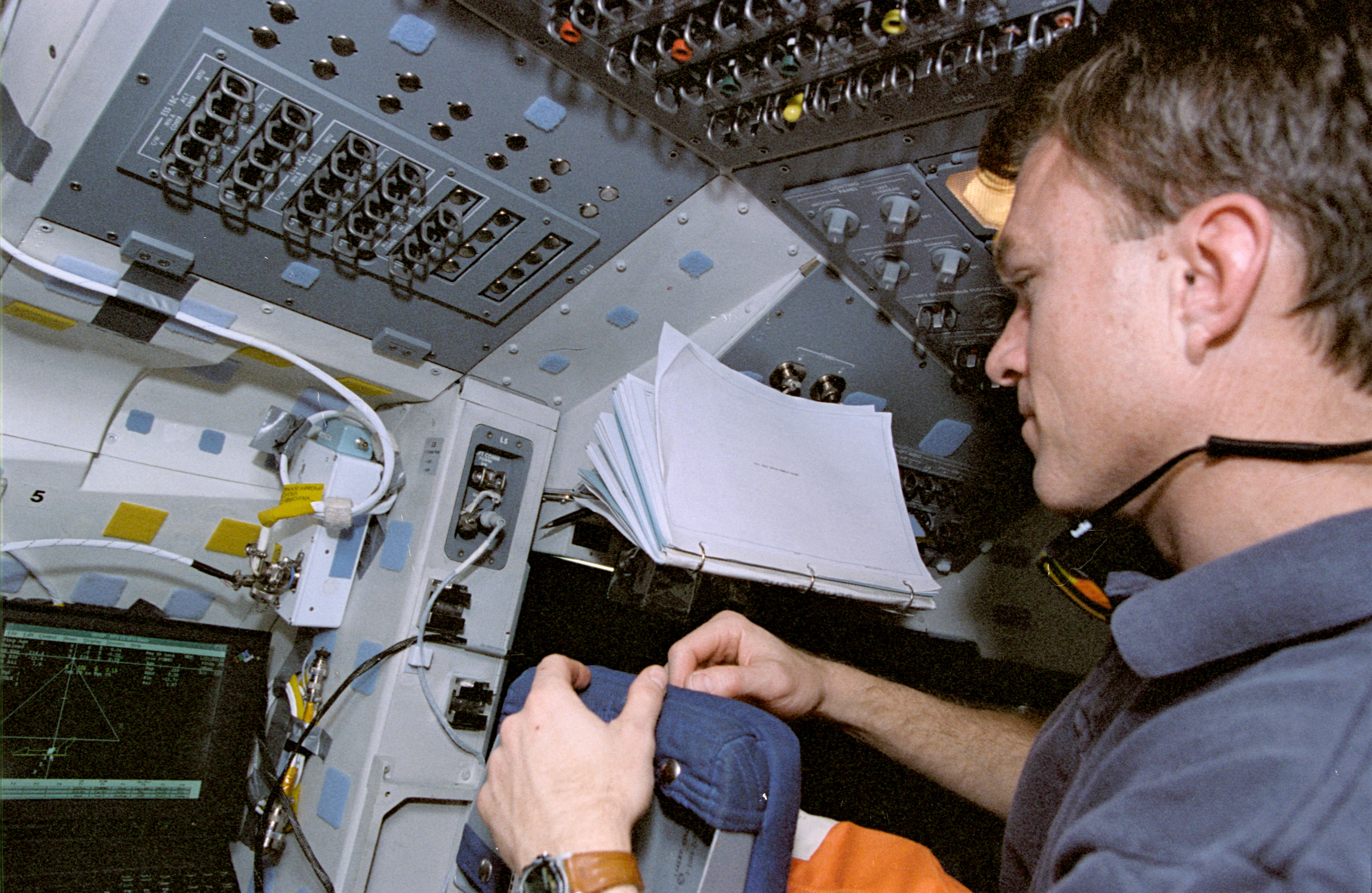 Astronaut Brent Jett monitors display during rendezvous operations