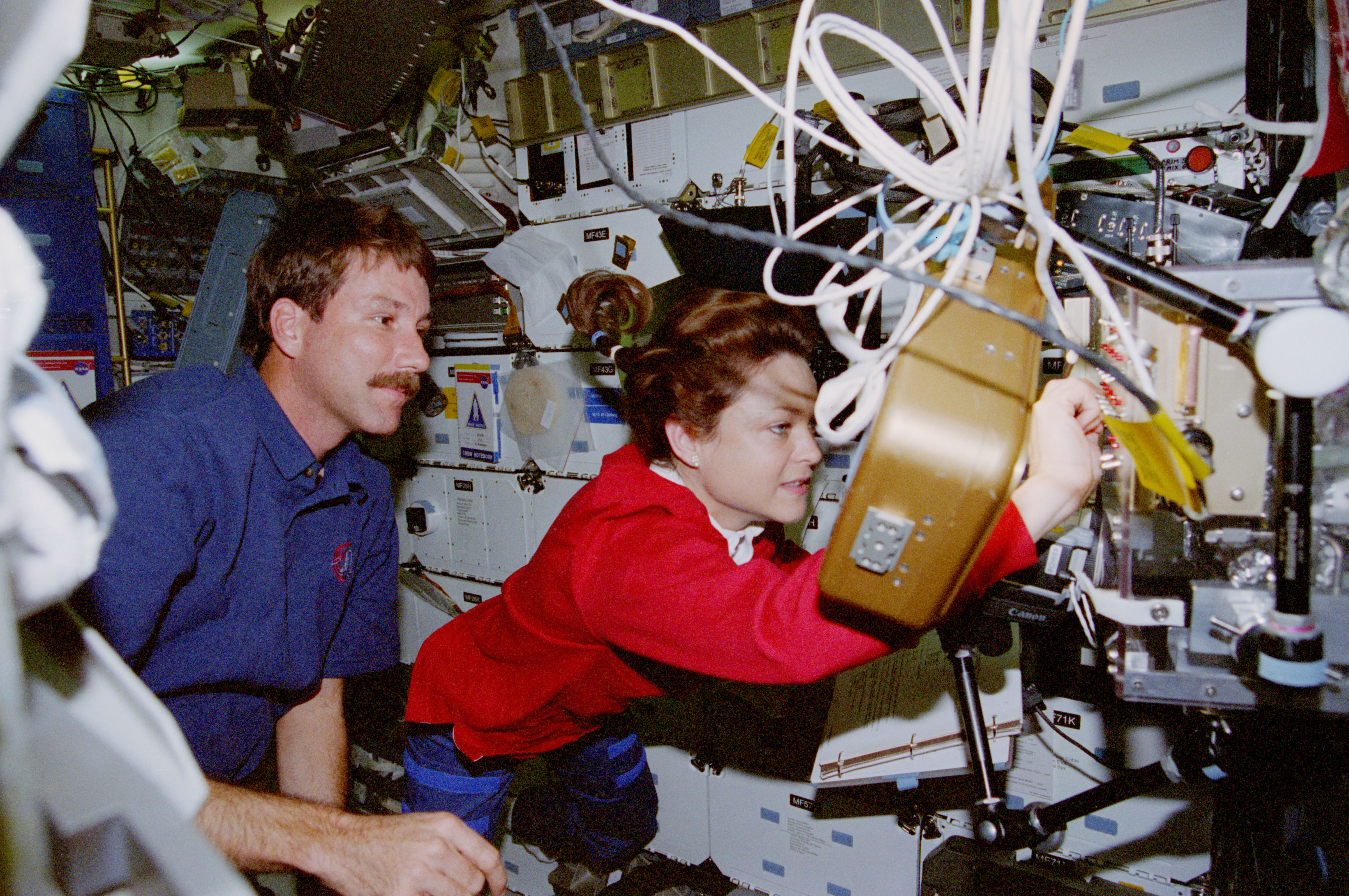 VIEW-CPL, Jernigan and Rominger work with middeck experiment