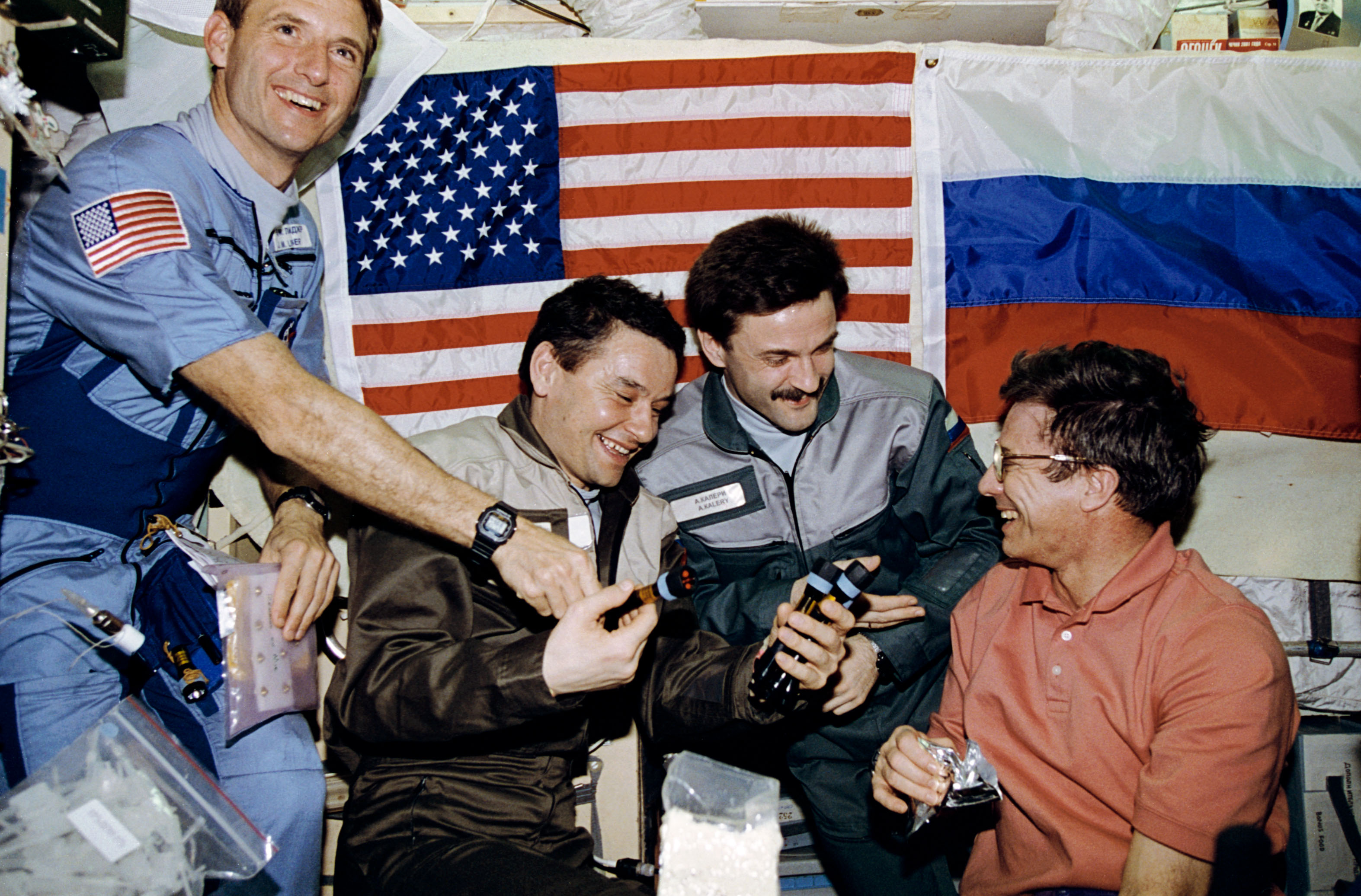 STS-81 and Mir 22 crews exchange gifts in the Mir Base Block