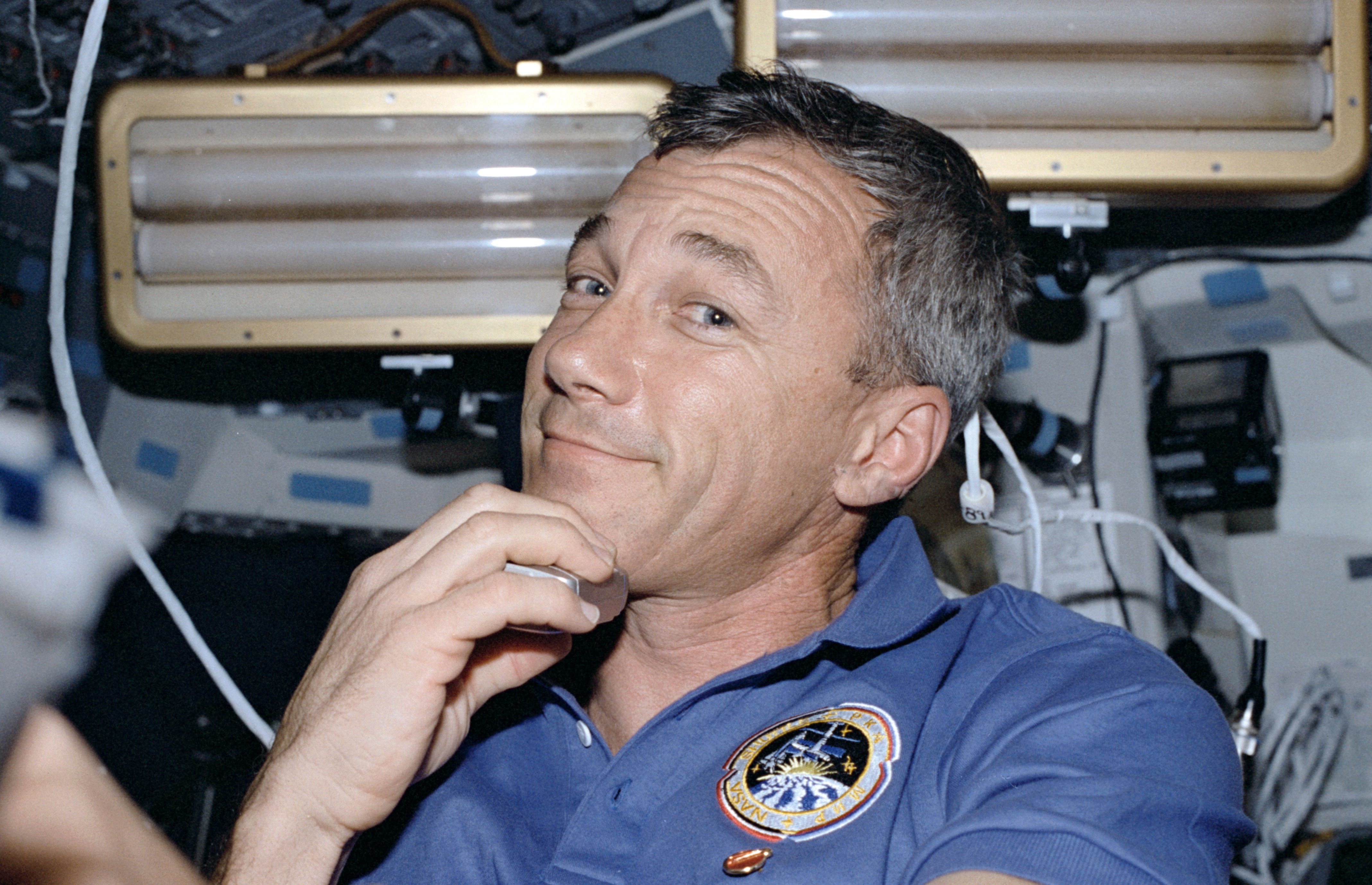 Cdr. Wilcutt shaves onboard Endeavour