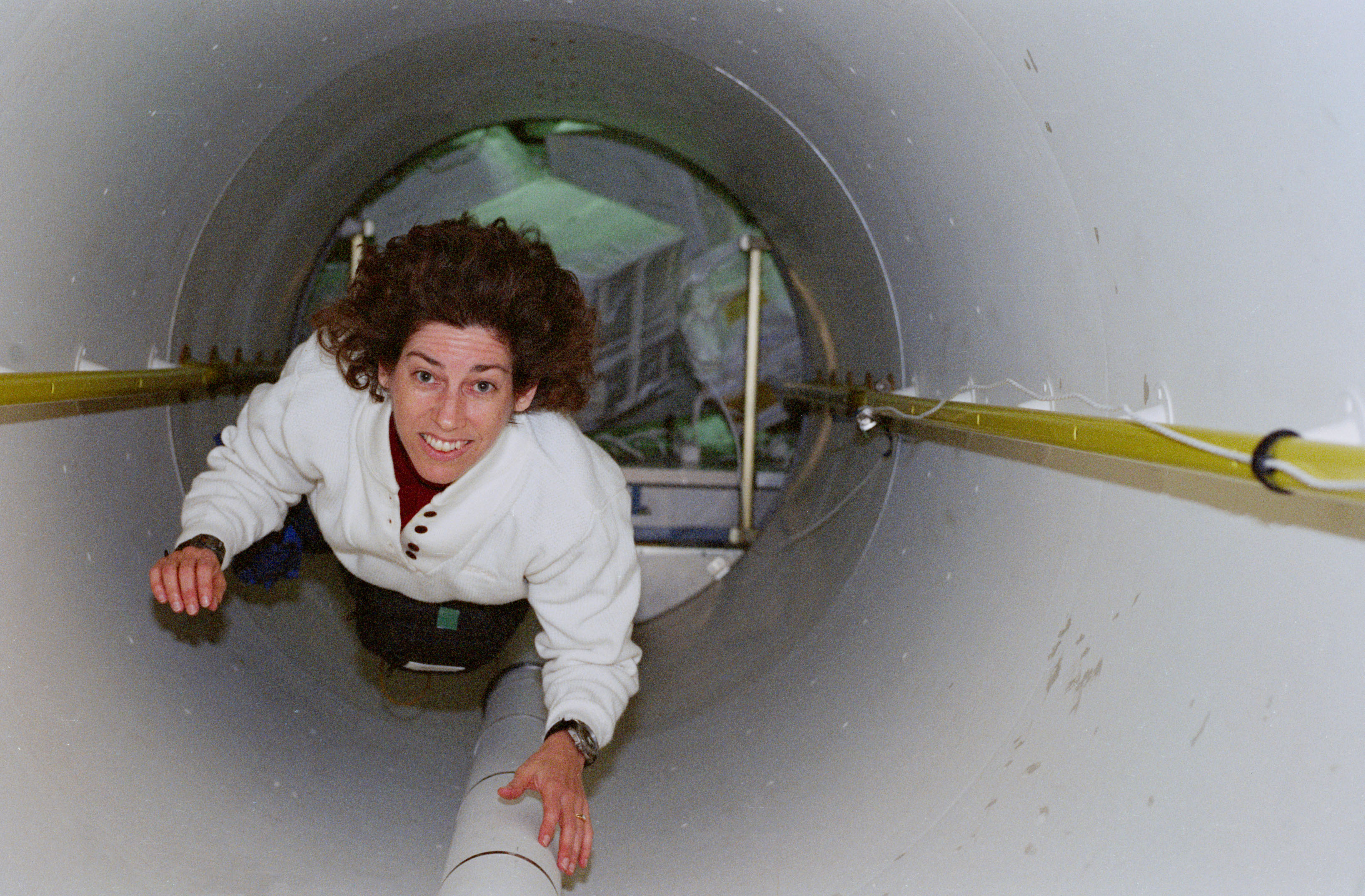 Ellen Ochoa floats through transfer tunnel from Spacehab