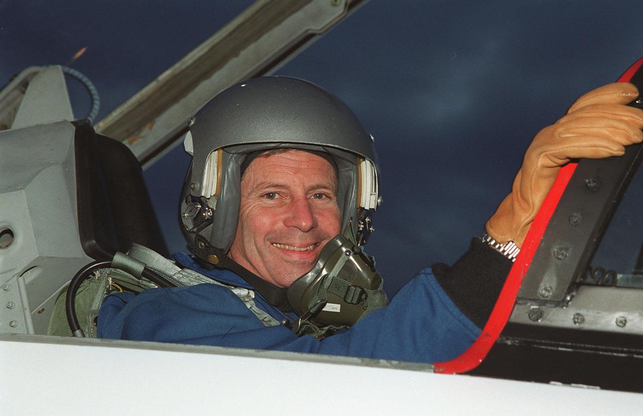 STS-98 Mission Commander shows his pleasure at arriving at KSC’s Shuttle Landing Facility for Terminal Countdown Test Activities. In preparation for the Jan. 19 launch, he and the rest of the crew Pilot Mark Polansky and Mission Specialists Robert Curbeam, Thomas Jones and Marsha Ivins will be training in emergency procedures from the pad, checking the payload and taking part in a simulated countdown. The payload for the mission is the U.S. Lab Destiny, a key element in the construction of the International Space Station. The lab has five system racks already installed inside the module. After delivery of electronics in the lab, electrically powered attitude control for Control Moment Gyroscopes will be activated. STS-98 is the seventh construction flight to the ISS.<br