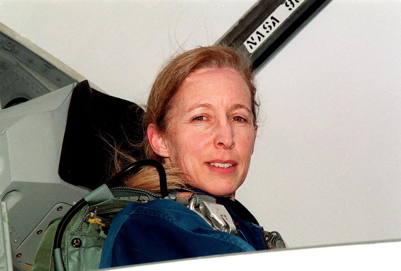 STS-98 Mission Specialist Marsha Ivins arrives at the Shuttle Landing Facility in a T-38 jet aircraft. She and other crew members Commander Ken Cockrell, Pilot Mark Polansky and Mission Specialists Robert Curbeam and Thomas Jones have returned to KSC to prepare for their launch to the International Space Station. The seventh construction flight to the Space Station, STS-98 will carry the U.S. Laboratory Destiny, a key module for space experiments. The 11-day mission includes three spacewalks to complete outside assembly and connection of electrical and plumbing lines between the laboratory, Station and a relocated Shuttle docking port. STS-98 is Ivins’ fifth space flight. Launch is targeted for Feb. 7 at 6:11 p.m. EST