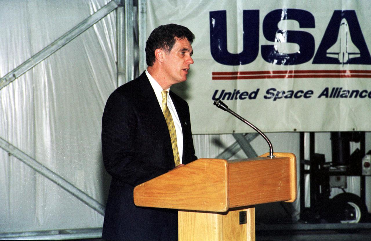 KENNEDY SPACE CENTER, Fla. -- Congressman Dave Weldon (R-Palm Bay) speaks to attendees at the signing of a lease agreement between Spaceport Florida Authority and United Space Alliance (USA) for the use of a hangar. The hangar was originally developed by the state as part of a joint NASA_ Spaceport Florida Authority (SFA) Reusable Launch Vehicle Support Complex at Kennedy Space Center. USA plans to use the state-developed 50,000-square-foot facility to store and maintain Space Shuttle ground equipment