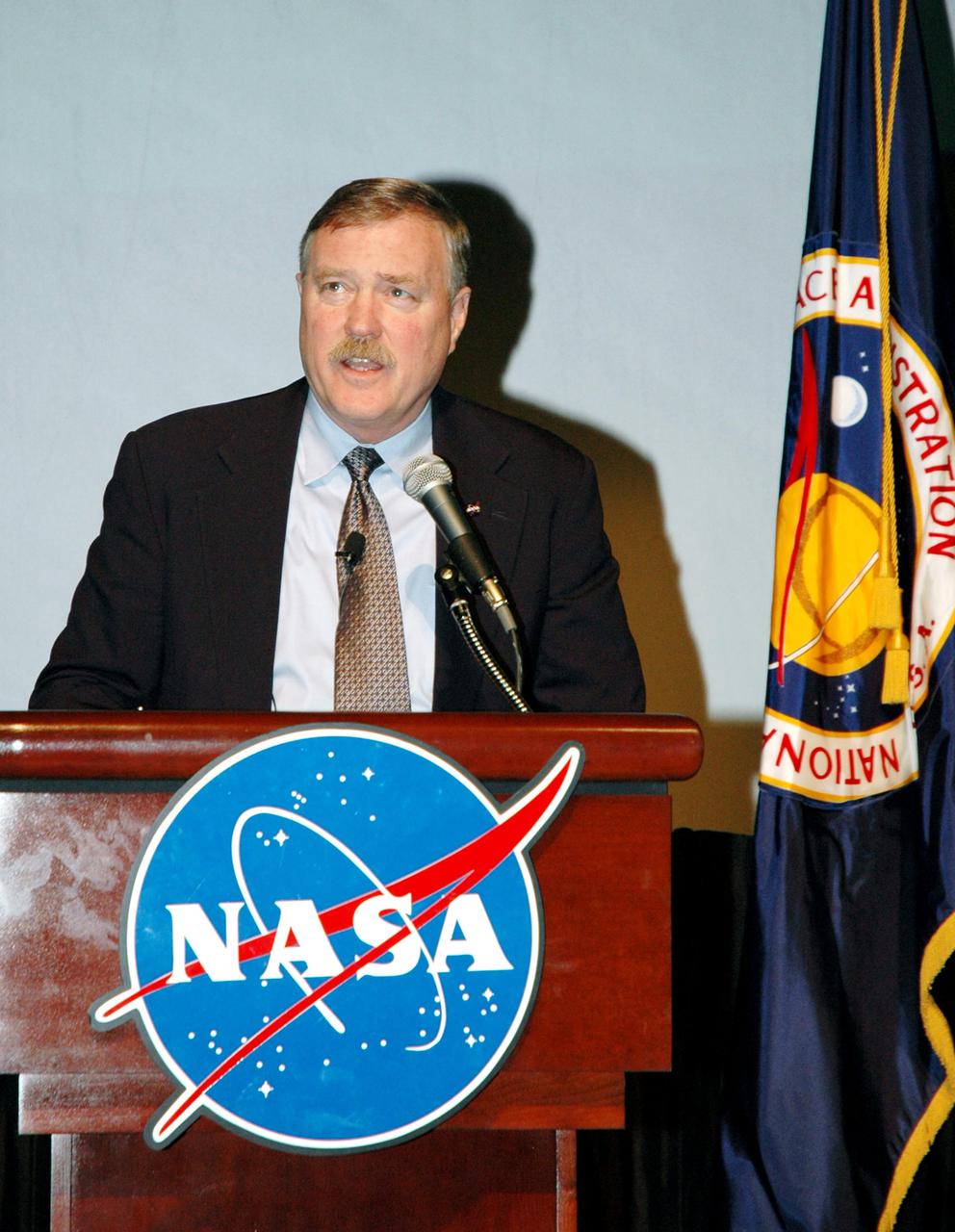 KENNEDY SPACE CENTER, FLA. - Adm. Craig Steidle, associate administrator for Exploration Systems, speaks to attendees of the One NASA Leader-Led Workshop about the Agency plan for achieving the Vision for Space Exploration. The workshop included senior leadership in the Agency who talked about ongoing Transformation activities and Kennedy’s role in the Vision for Space Exploration.