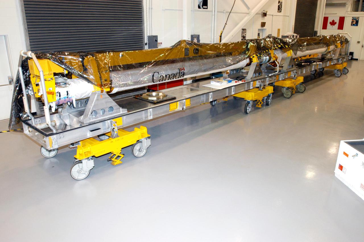 KENNEDY SPACE CENTER, FLA. - The assembled Orbiter Boom Sensor System sits in the Remote Manipulator System lab inside the Vehicle Assembly Building. The OBSS will undergo final checkout and testing in the lab prior to being transferred to the Orbiter Processing Facility for installation on Space Shuttle Discovery. The 50-foot-long OBSS will be attached to the Remote Manipulator System, or Shuttle arm, and is one of the new safety measures for Return to Flight, equipping the orbiter with cameras and laser systems to inspect the Shuttle’s Thermal Protection System while in space. Discovery is slated to fly Return to Flight mission STS-114 once Space Shuttle launches resume. The launch planning window is May 12 to June 3, 2005.