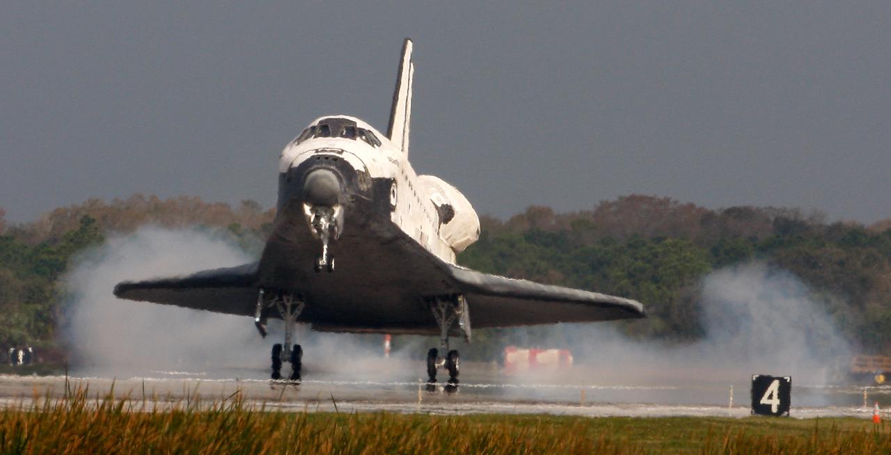 Space shuttle Atlantis lands at the Kennedy Space Center, Shuttle Landing Facility, Cape Canaveral, Florida, USA, 20 February 2008. Atlantis completed a thirteen day mission to the International Space Station where it delivered the latest modu;e to the ISS named Columbus. 