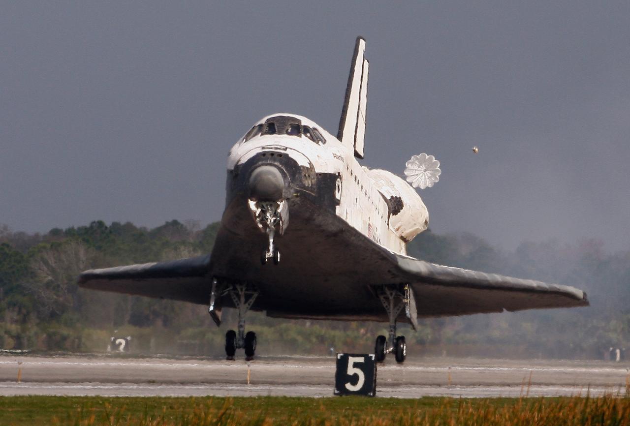 Space shuttle Atlantis lands at the Kennedy Space Center, Shuttle Landing Facility, Cape Canaveral, Florida, USA, 20 February 2008. Atlantis completed a thirteen day mission to the International Space Station where it delivered the latest modu;e to the ISS named Columbus.
