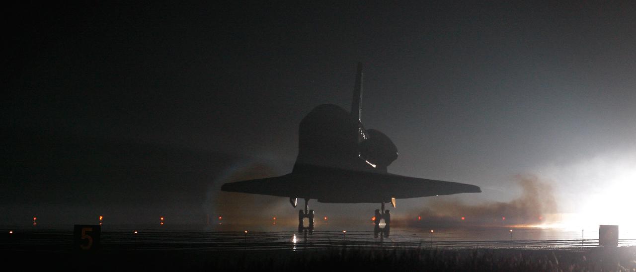 Space shuttle Endeavour lands at the Kennedy Space Center, Shuttle Landing Facility, Cape Canaveral, Florida, USA, 26 March 2008. Endeavour completed a sixteen day mission to the International Space Station where it delivered the latest KIBO Experiment Module and the Canadian Robot DEXTRE.   The mission STS-123 also had five space walks associated with the mission. 