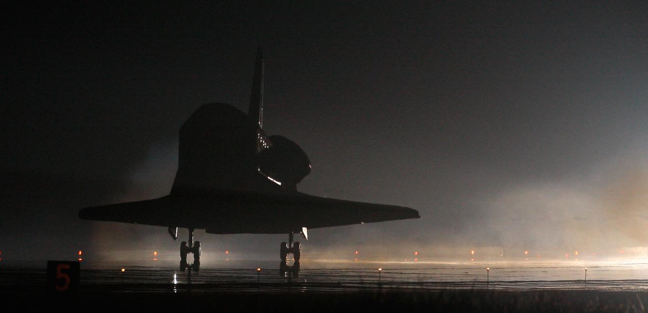 Space shuttle Endeavour lands at the Kennedy Space Center, Shuttle Landing Facility, Cape Canaveral, Florida, USA, 26 March 2008. Endeavour completed a sixteen day mission to the International Space Station where it delivered the latest KIBO Experiment Module and the Canadian Robot DEXTRE.   The mission STS-123 also had five space walks associated with the mission. 