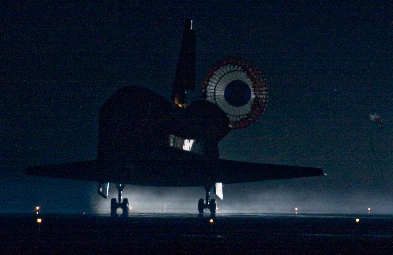 Space shuttle Endeavour lands at the Kennedy Space Center, Shuttle Landing Facility, Cape Canaveral, Florida, USA, 26 March 2008. Endeavour completed a sixteen day mission to the International Space Station where it delivered the latest KIBO Experiment Module and the Canadian Robot DEXTRE.   The mission STS-123 also had five space walks associated with the mission.