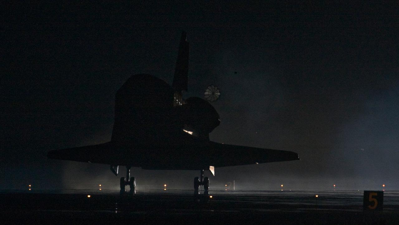 Space shuttle Endeavour lands at the Kennedy Space Center, Shuttle Landing Facility, Cape Canaveral, Florida, USA, 26 March 2008. Endeavour completed a sixteen day mission to the International Space Station where it delivered the latest KIBO Experiment Module and the Canadian Robot DEXTRE.   The mission STS-123 also had five space walks associated with the mission.