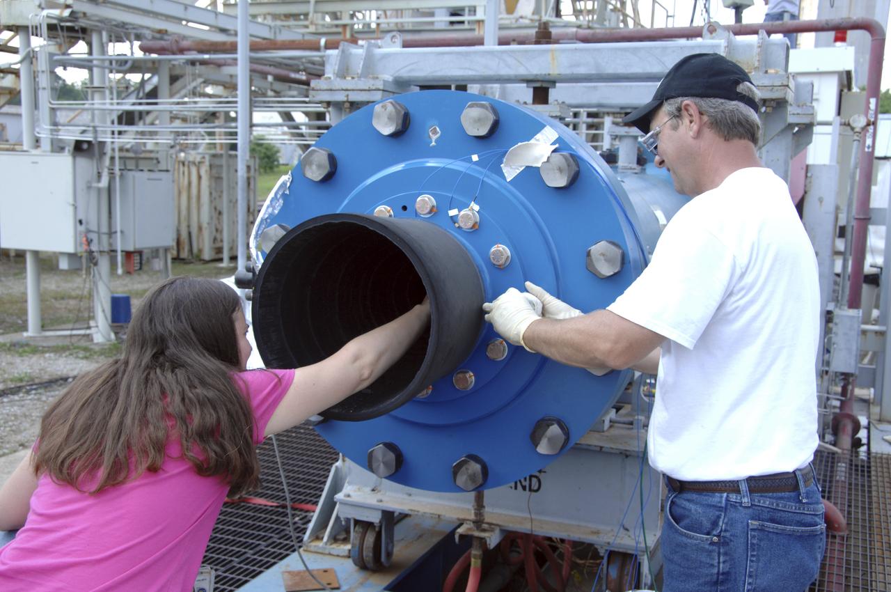 POST TEST INSPECTION ON P9038-SRTMV-N1 24" MOTOR (LEFT) SARA HOWSE, EM41 MATERIALS ENGINEER; (RIGHT) RANDY HANDLEY, ATK TECH