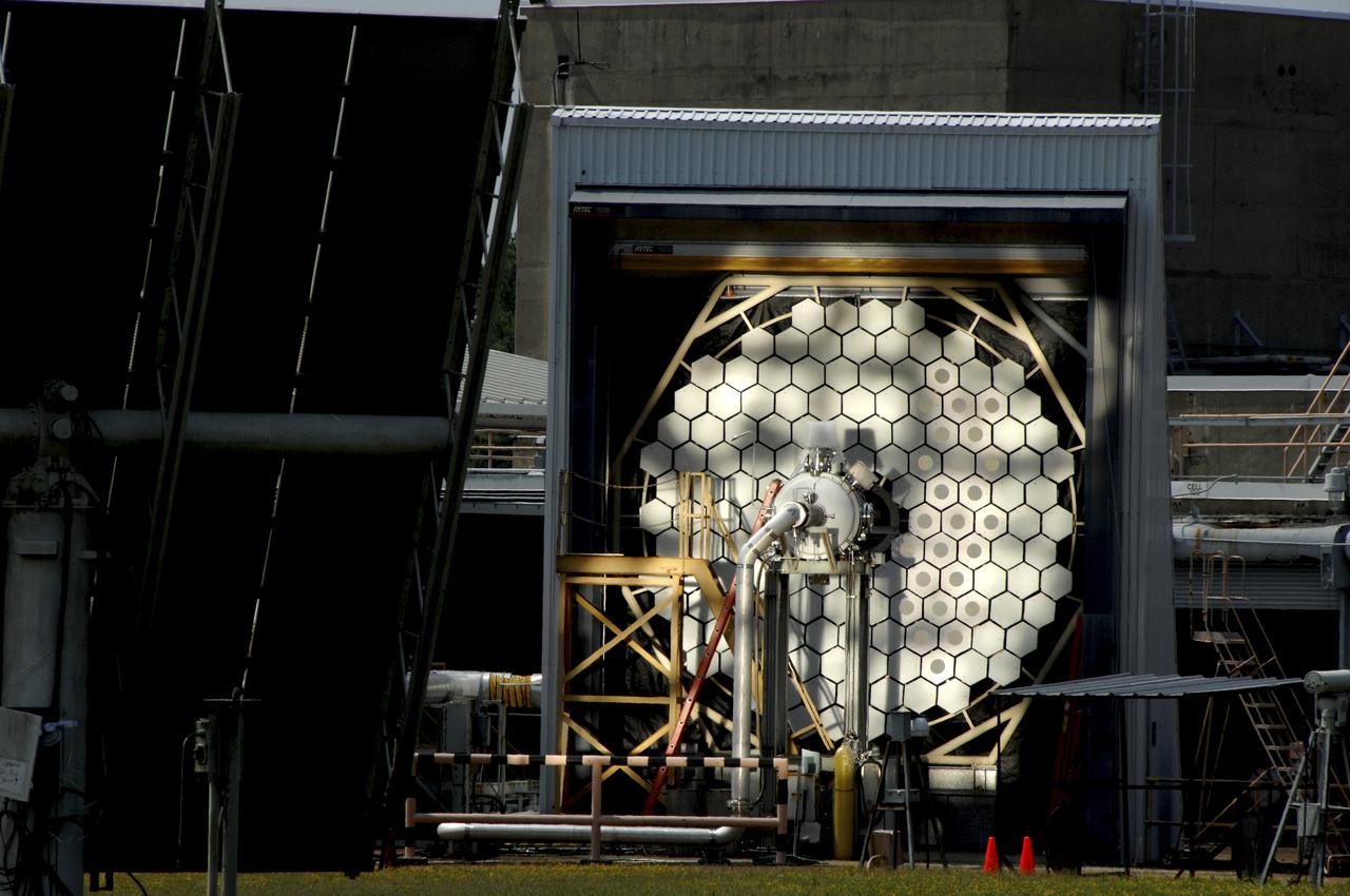 PA084 SOLAR THERMAL PROPULSION BLDG 4590 STROFIO THERMAL BALANCE TEST. OVERALL VIEW