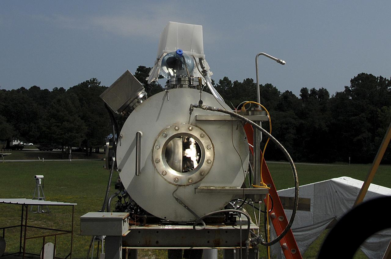 PA084 SOLAR THERMAL PROPULSION BLDG 4590. STROFIO THERMAL BALANCE TEST, CLOSE UP VIEW OF CHAMBER