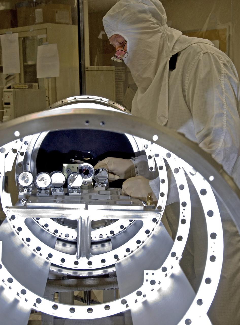 MARSHALL SCIENTIST ED WEST ASSEMBLES THE OPTICAL SYSTEM OF THE SOLAR ULTRAVIOLET MAGNETOGRAPH INVESTIGATION TELESCOPE