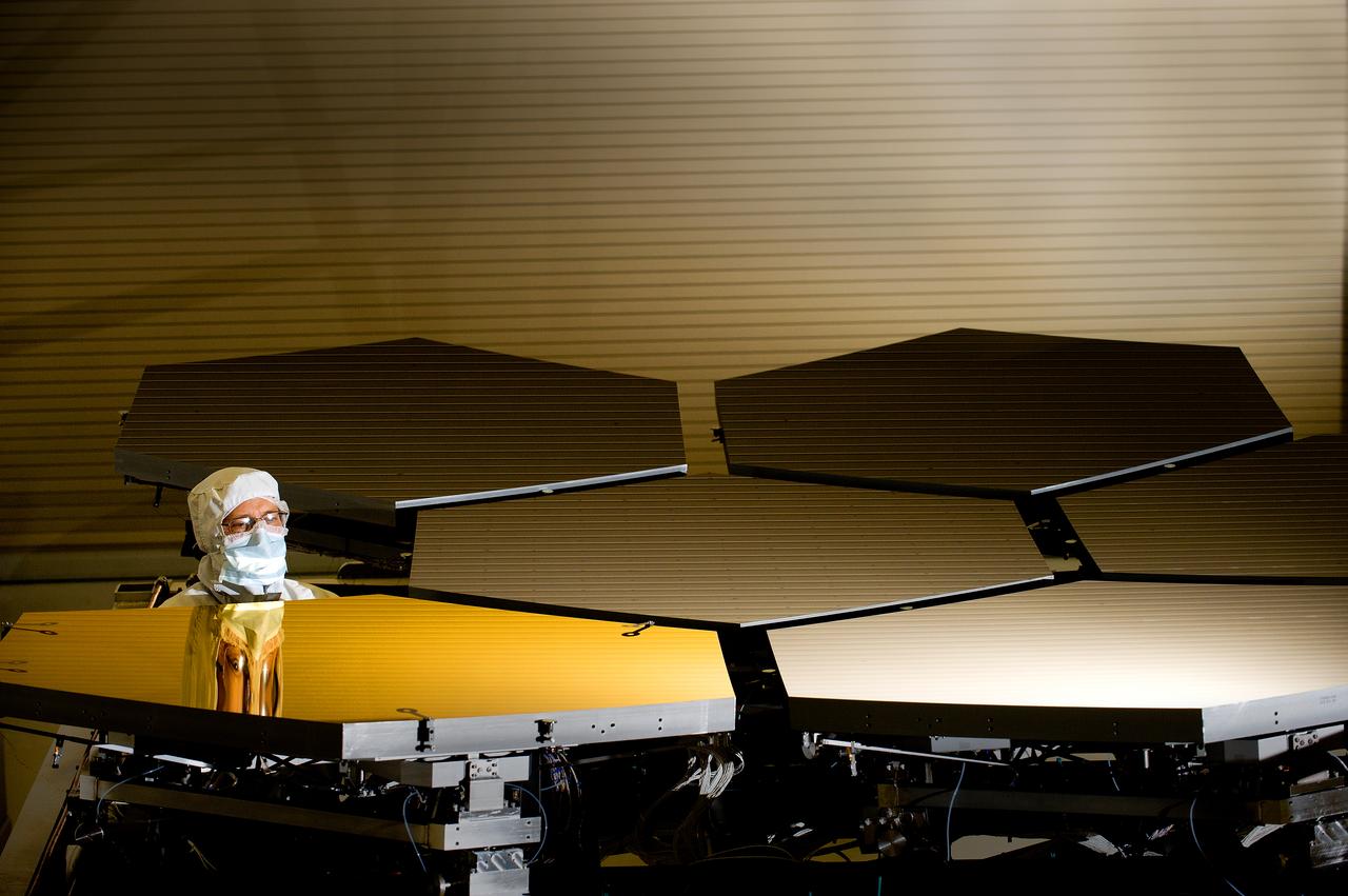  BALL AEROSPACE’S SCOTT MURRAY INSPECTS MIRRORS FOR THE JAMES WEBB SPACE TELESCOPE IN THE X-RAY AND CRYOGENIC FACILITY 