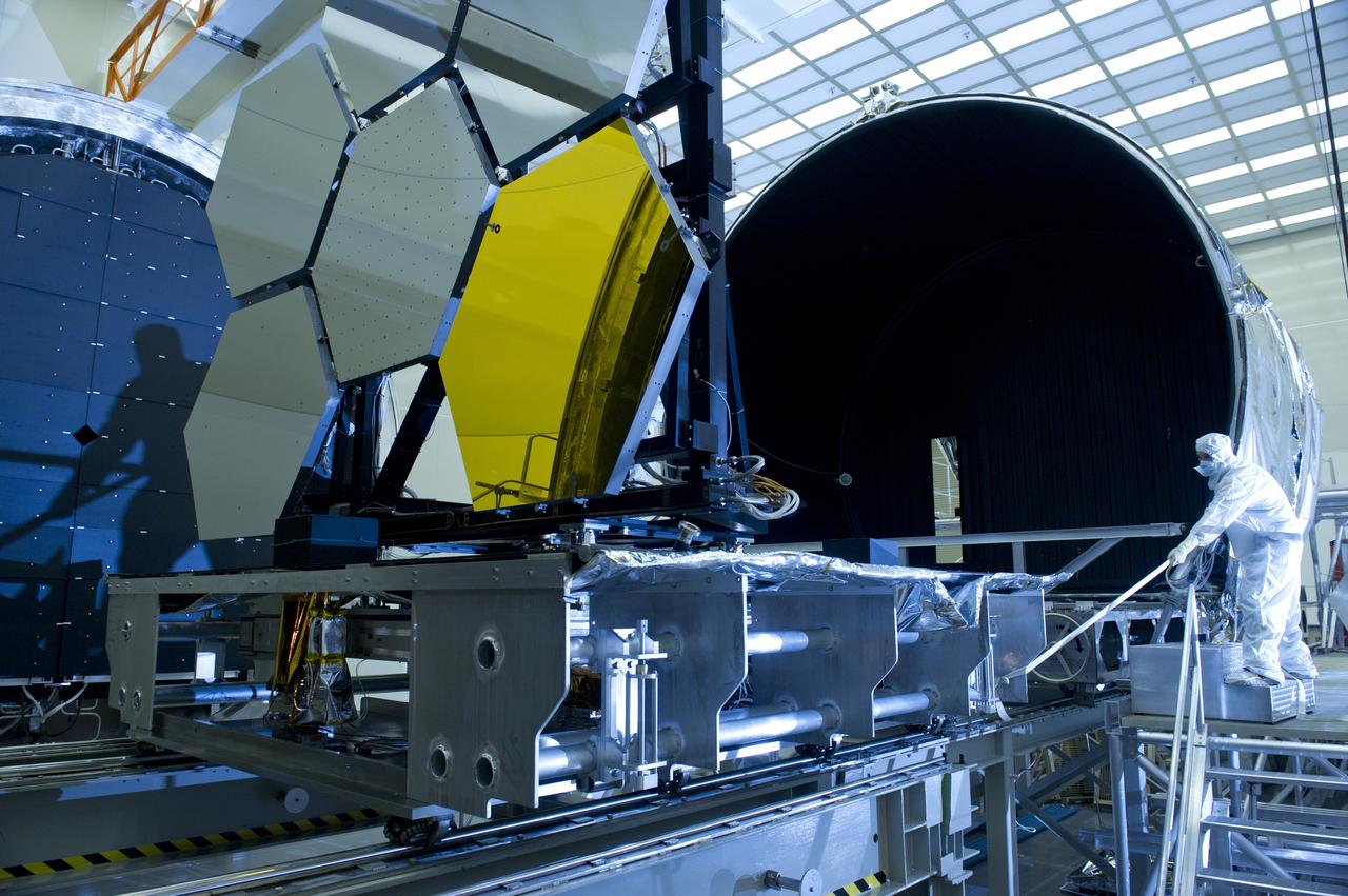MARSHALL TEST ENGINEER HARLAN HAIGHT HELPS PULL JWST MIRROR ARRAY FROM CRYOGENICS CHAMBER.